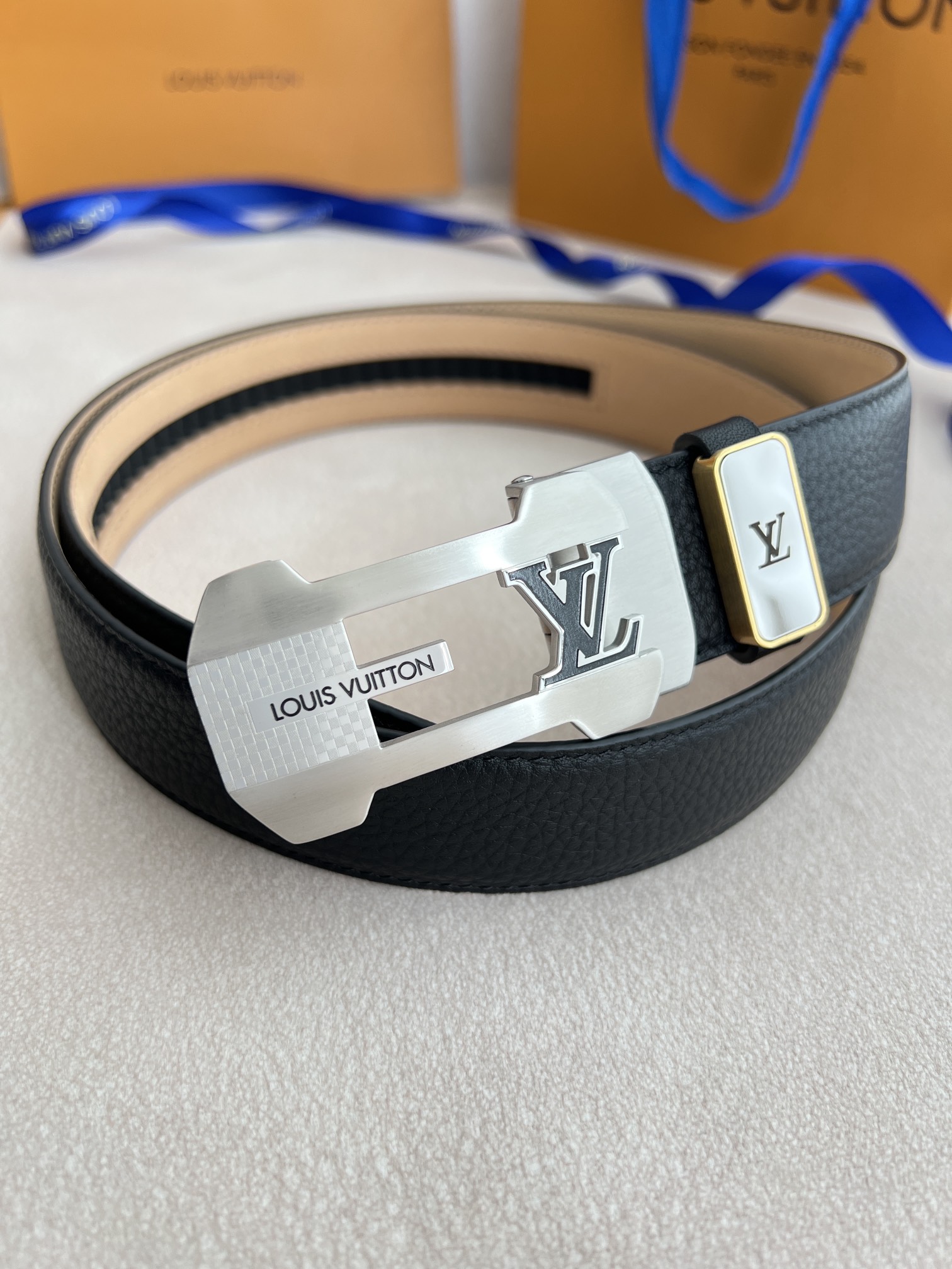 I5  Louis vuitton 路易威登 LV ·腰带自动带·皮带 型号：自动带,纯钢材质自动扣,头层牛皮自动带身,实物拍摄 材料：百分百头层牛皮,保证真皮.24k纯钢扣,永不掉色专柜同等质量, 经典黑色头层牛皮荔枝纹头层树膏磨砂底皮,银扣,纯钢材质自动扣,带身可自由裁剪,送人自用首选 包装认准如图专柜包装,赠送打孔器,原版电子票,宽度3.5cm