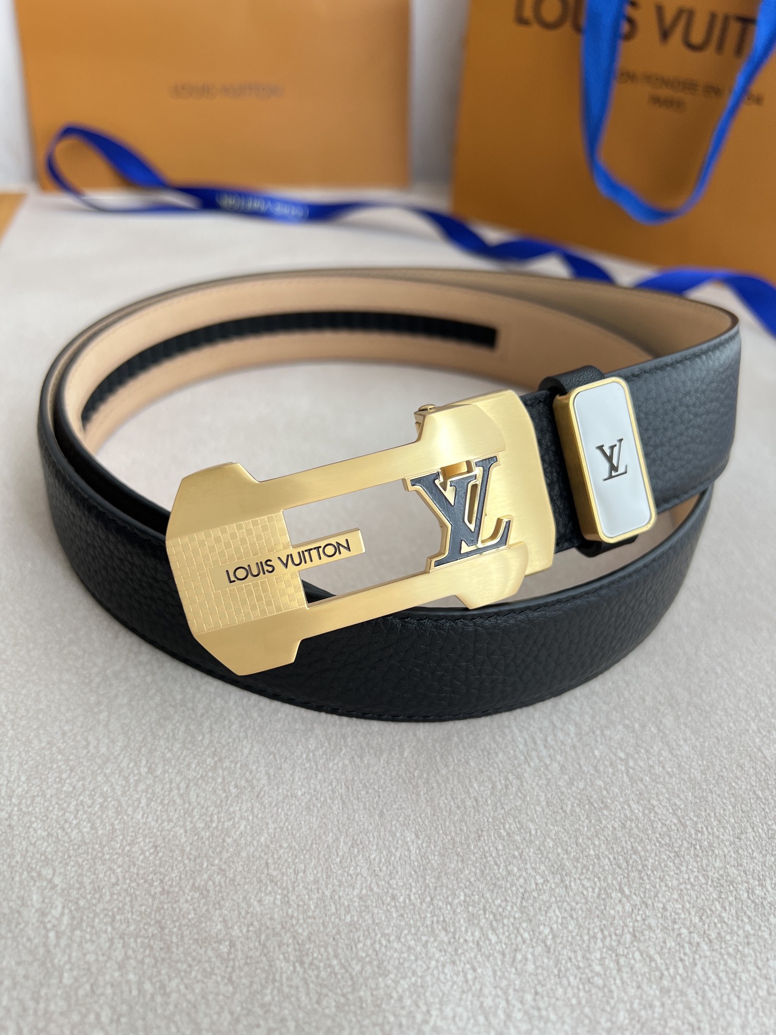 I5  Louis vuitton 路易威登 LV ·腰带自动带·皮带 型号：自动带,纯钢材质自动扣,头层牛皮自动带身,实物拍摄 材料：百分百头层牛皮,保证真皮.24k纯钢扣,永不掉色专柜同等质量, 经典黑色头层牛皮荔枝纹头层树膏磨砂底皮,金扣,纯钢材质自动扣,带身可自由裁剪,送人自用首选 包装认准如图专柜包装,赠送打孔器,原版电子票,宽度3.5cm