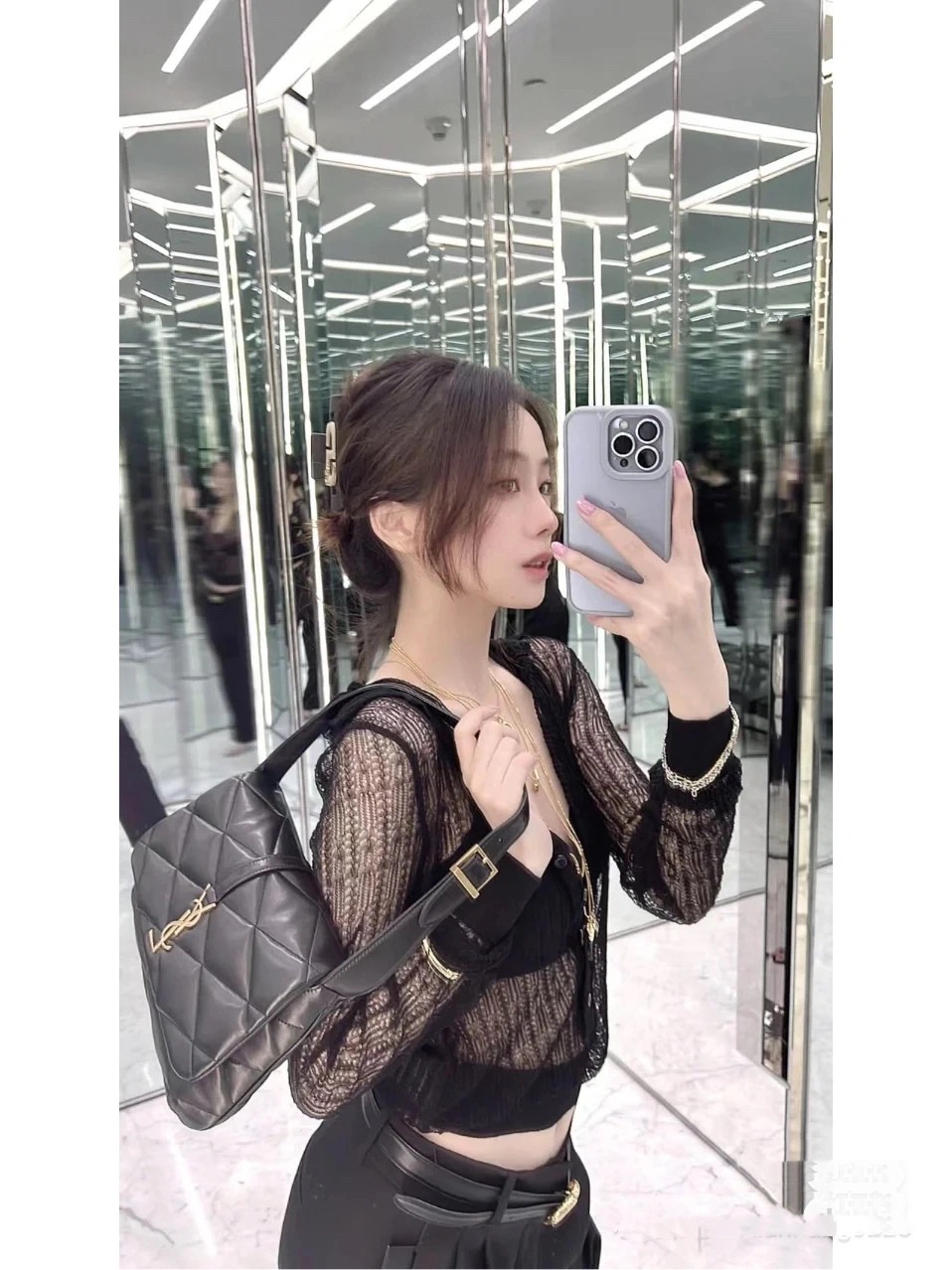 YSL 𝐋𝐄 𝟱𝟳 小羊皮菱格纹腋下包 698567黑色/金扣