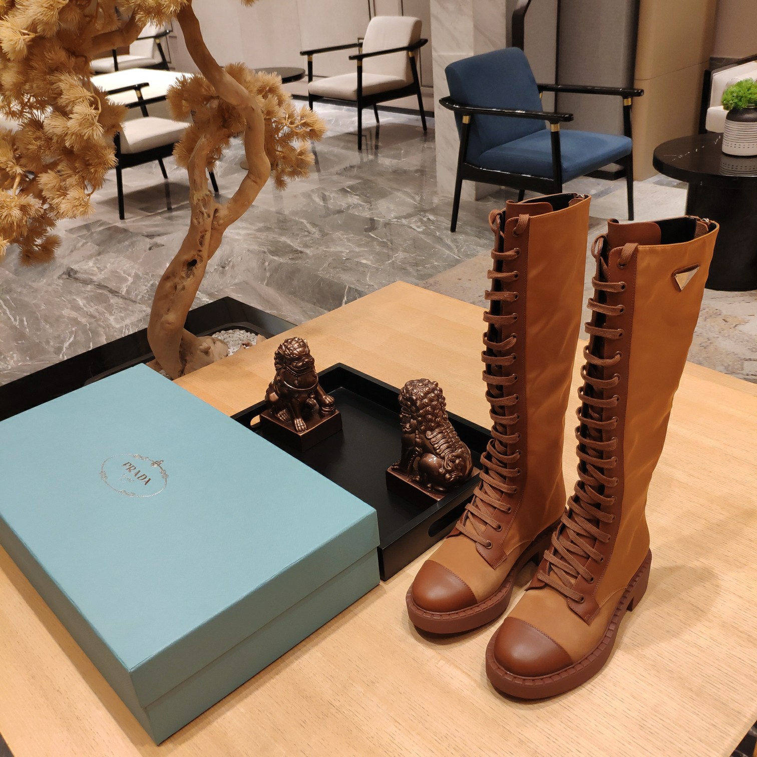 NO:543381,(The highest version of top-grade packaging) PRADA 5 new leg slimming artifact for autumn and winter, popular brown and black colors, strapped Martin boots and knight boots. 22-inch lace-up boots (the latest 25 autumn and winter boots, must-have styles for celebrity internet celebrities from all walks of life, parachute canvas spliced ​​cowhide leather boot toe.) The toe is three-dimensional and smooth, the heel is thick but not high, the foot feel is very comfortable, soft and glutinous, and the elasticity is super eye-catching!  Give it to Aoli!  Turn into long legs in seconds. The leather zipper head is stamped with trademark, large-sole original logo!  The latest official lines, the new version of the TPu is softer and lighter, and the style continues Prada's usual pedal shape. The gospel of small thick legs, easy to wear and cover the flesh. You can control both thick and thin legs!  ———————————————————————————————————————————————————————————————————————————————————————————————————————————————————————————————————————————————————————————————————————————————————————————————————————————————————————————————————————————————————————————————————————————————————————————————————————————————————————————————————————————————————————————————————————————————————————————————————————————————————————————————————————————————————————————————————————————————————————————————————————————————————————————————  Exclusive 24 silver palm pattern luxury magnet box packaging accessories., boots, prada, prada, boots, cowhide, sheepskin19860909(顶级包装配套最高版本) PRADA 5普拉达秋冬新款瘦腿神器,热门棕黑两色系,绑带马丁靴、骑士靴. 22寸系带长靴（25秋冬最新款长靴,各路名媛网红抢购必收款式,降落伞帆布拼接牛皮靴头.）鞋头立体圆滑,鞋跟粗而不高,脚感非常舒适,软糯无敌,弹力超强,非常博眼球哇！奥力给！秒变大长腿.皮质拉链头压印商标,大底原品Logo！官方最新线条,新版成型TPu大底更加柔软轻便,款式延续了普拉达一贯的一脚蹬形状.小粗腿福音,好穿又遮肉.粗瘦腿均可驾驭！ ————————————————— 原版三角标Logo金属扣配制,釆用进口尼龙面料拼接牛皮工艺, P家T台走秀网红同款马丁骑士靴,上脚非常完美 穿搭配上此鞋,优雅大方,定制原版材质 各种元素结合,具有极浓的艺术气息,百变风格. 各界网红同款,时髦百搭nice单品,意大利专柜代购原版鞋开发,1比1照足原味复刻 跟高5.5cm 现货发售 Size: 35-39（34 40 41 42订做不退换） 混种羊皮内裡+垫脚. 进口尼龙面料拼接牛皮工艺. 独家24款银掌纹奢侈磁铁大盒包装配件.,靴子,prada,prada,boots,cowhide,sheepskin,Women's Shoes