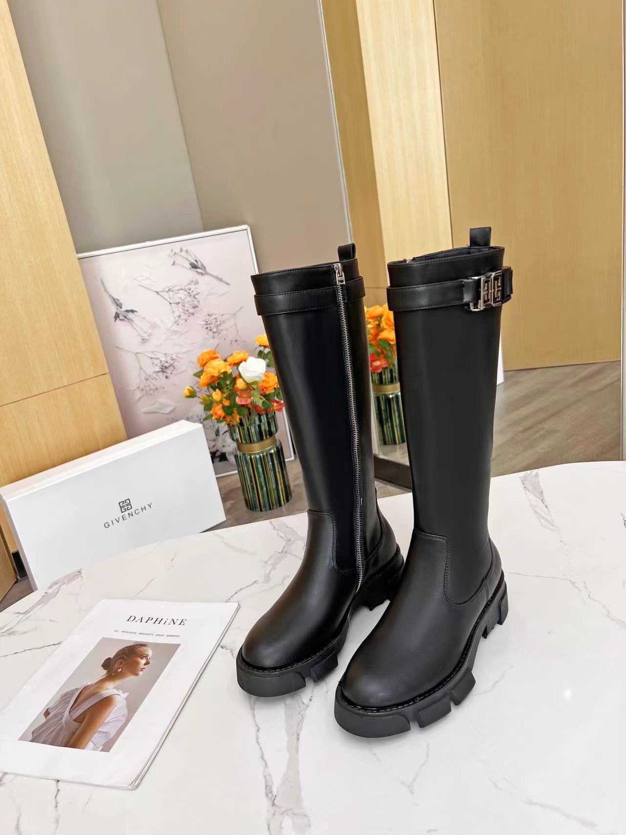 K5 Givenchy 纪梵希 2022秋冬新品骑士靴原版1:1顶级复刻 原版油边工艺尽享高端品质,原版TPR大底超轻,防滑,减震版形超正,经典百搭 鞋面：原版定制牛皮 内里：羊皮可订做绒里 大底：TPR防滑大底 码数：35—4241、42  配全套包装