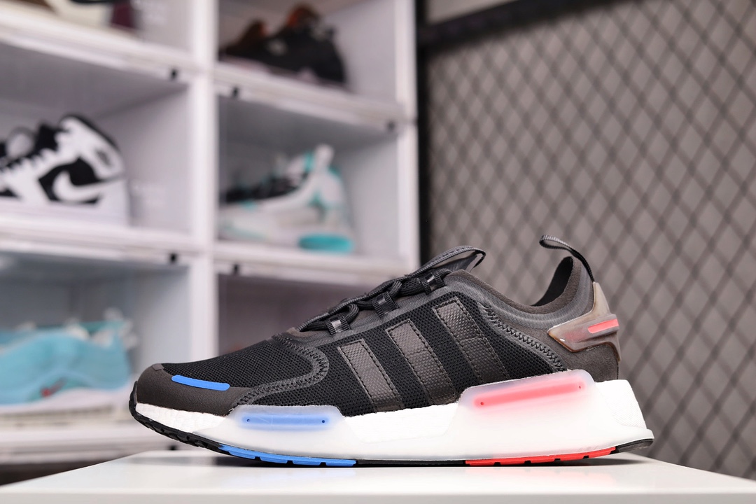 G0 阿迪达斯经典三叶草(AdidasOriginals)系列AdidasOriginals走上了巅峰，adidasNMDV3鞋，强烈的氛围与您 相匹配。毛绒BOOST缓震装置意味着良好的氛围永无止境，无尽的能量回馈让您在夜幕降临时感到舒适。透明鞋跟夹和带斑点的TPU中底使渐进式探索更加完美。