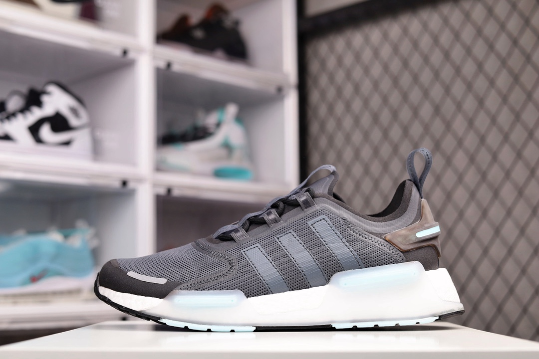 G0 阿迪达斯经典三叶草(AdidasOriginals)系列AdidasOriginals走上了巅峰，adidasNMDV3鞋，强烈的氛围与您 相匹配。毛绒BOOST缓震装置意味着良好的氛围永无止境，无尽的能量回馈让您在夜幕降临时感到舒适。透明鞋跟夹和带斑点的TPU中底使渐进式探索更加完美。