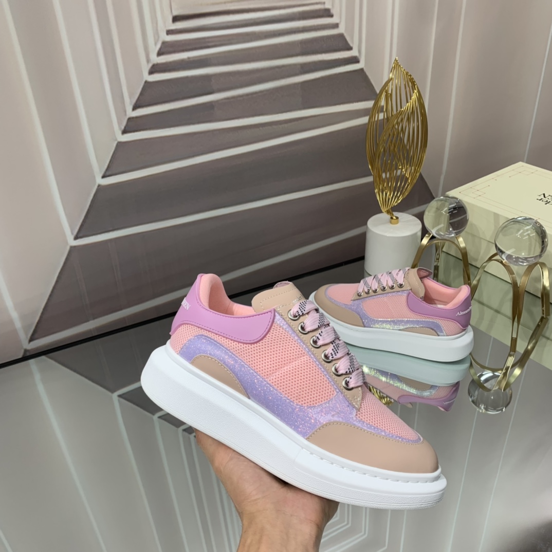 专业Alexander Mcqueen 麦昆 工厂.顶级版本.情侣款：4 G5 Alexander McQUEEN高版本再次升级为最高品质Alexander Mcqueen 麦昆  春夏秋冬 顶级版本 代购级别诚招全国线上线下代理商加盟面料：意大利进口真丝网高质感 抗水擦不变色内里： A级意大利进口真丝网内里耐脏.吸汗.透气.舒适垫脚: 顶级版进口意大利超软牛里皮大底：PU+专柜1:1鞋盒：原版米黄盒. 外加白翻盖合双层保护.布袋.手提袋.合格证1:1开模4件套.配送鞋带一双.鞋带可以任意选本工厂的所有颜色一双