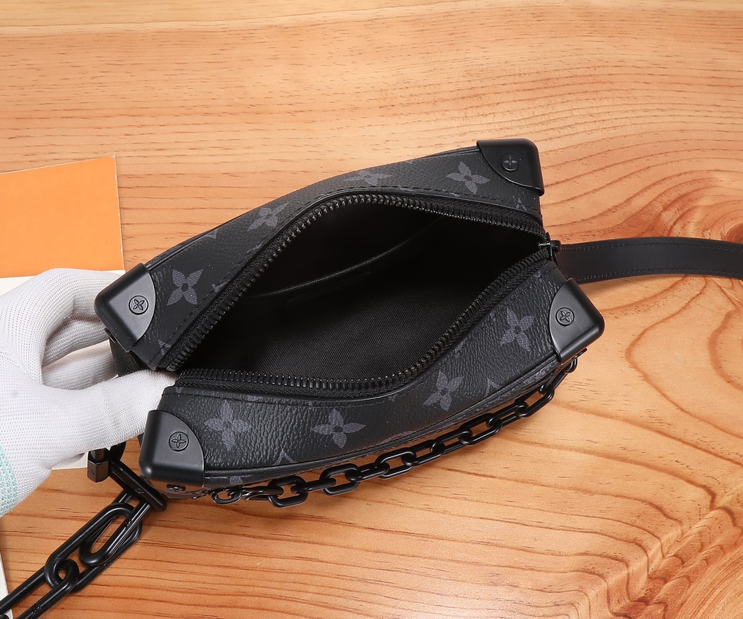 ‼️顶级原单、加强版‼️Virgil Abloh 为 2019 春夏秀场呈现 Mini SOFT TRUNK 链条包，讲
