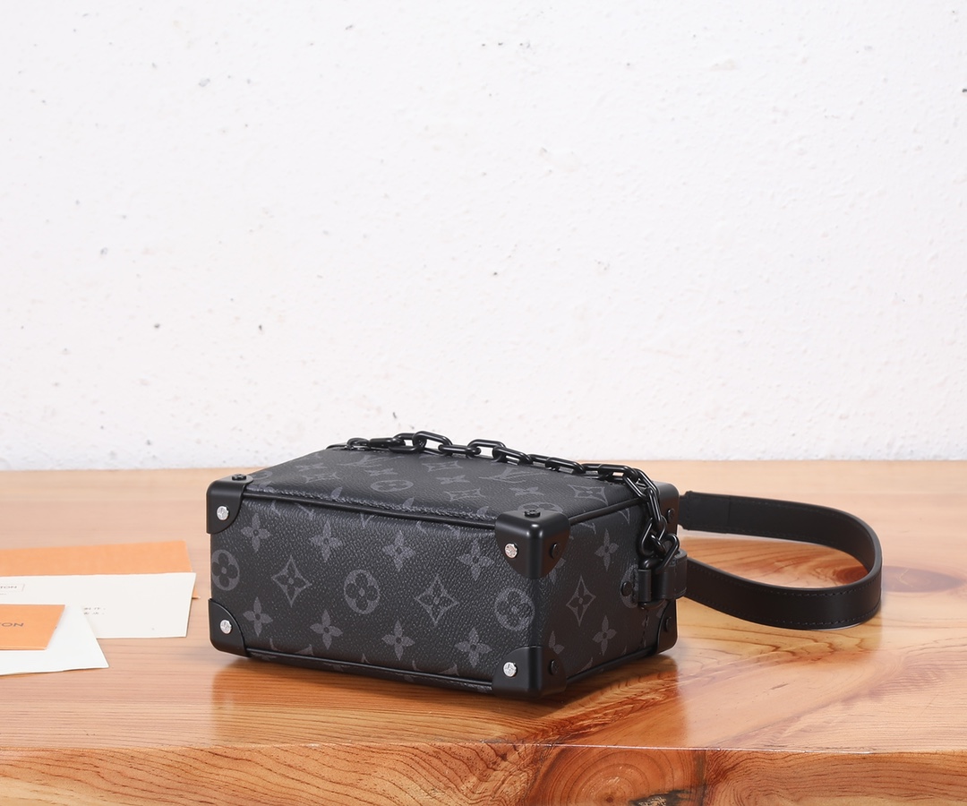 ‼️顶级原单、加强版‼️Virgil Abloh 为 2019 春夏秀场呈现 Mini SOFT TRUNK 链条包，讲