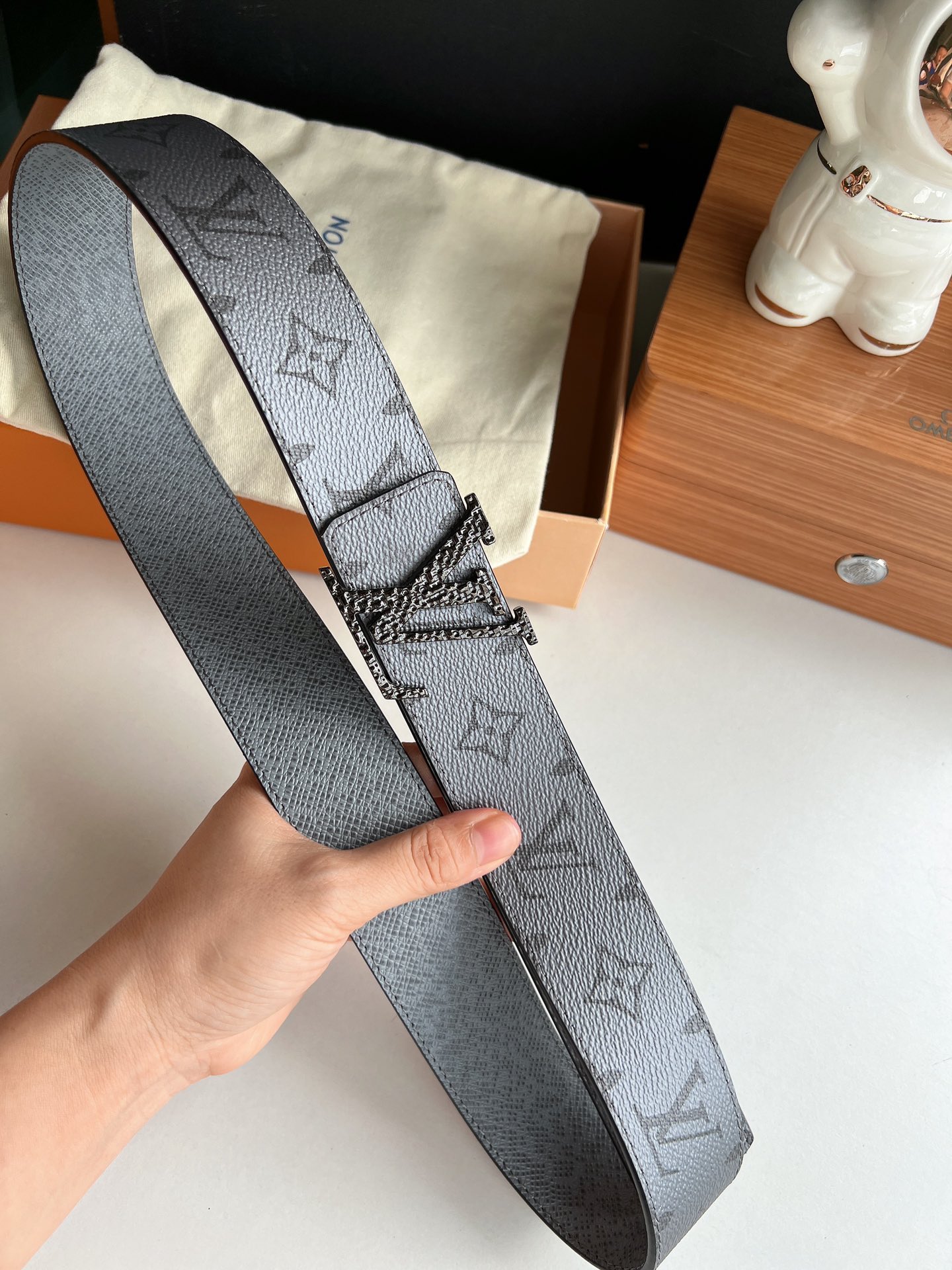 LV/路易威登   Monogram帆布和Taiga皮革Initiales双面腰带