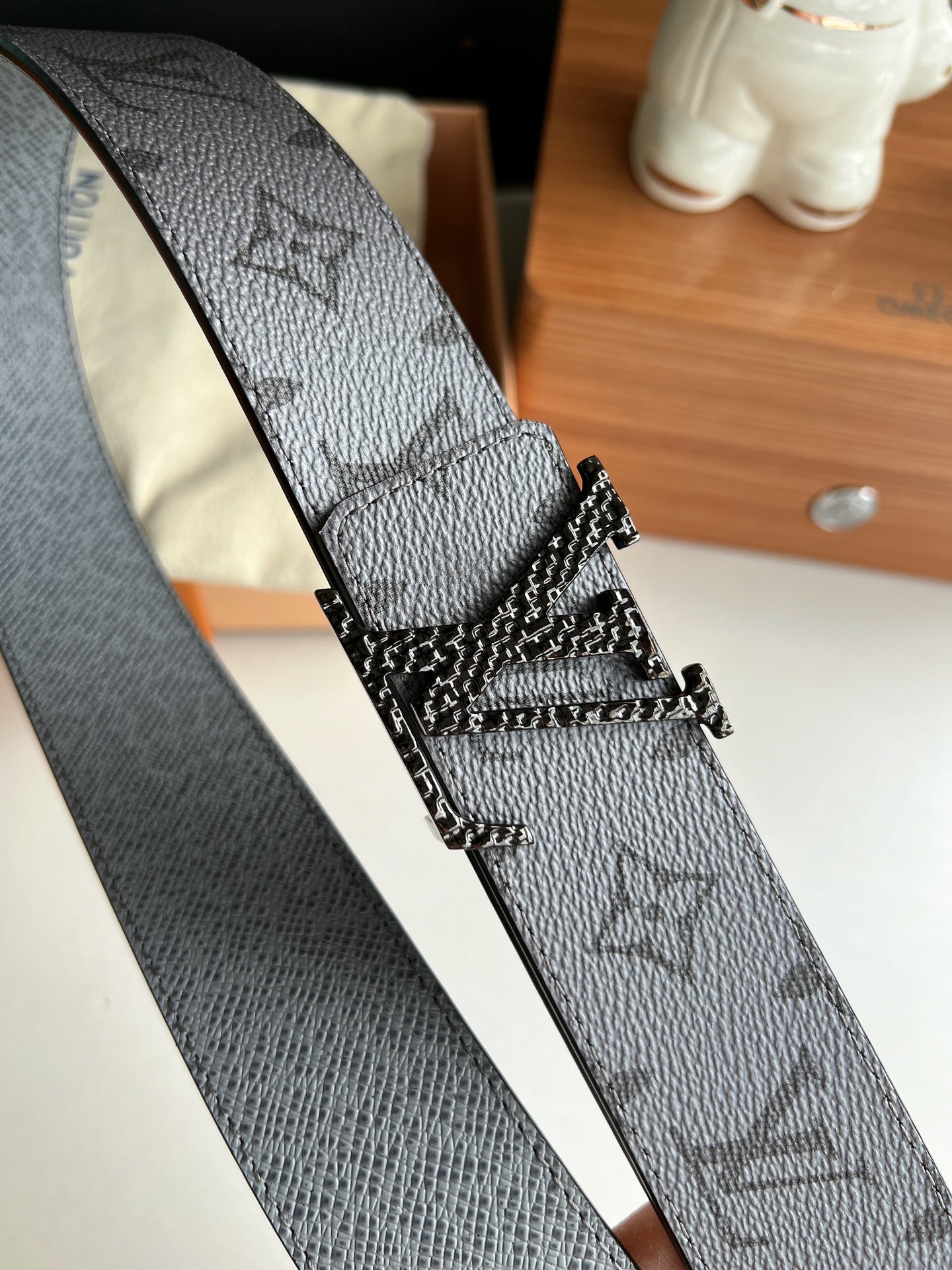 LV/路易威登   Monogram帆布和Taiga皮革Initiales双面腰带