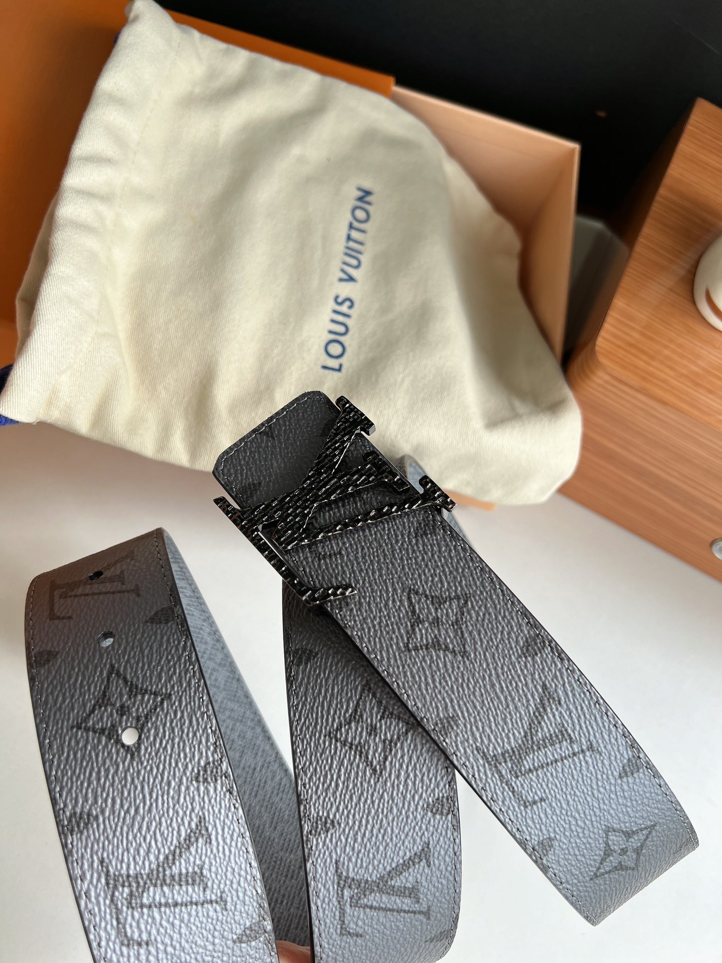 LV/路易威登   Monogram帆布和Taiga皮革Initiales双面腰带