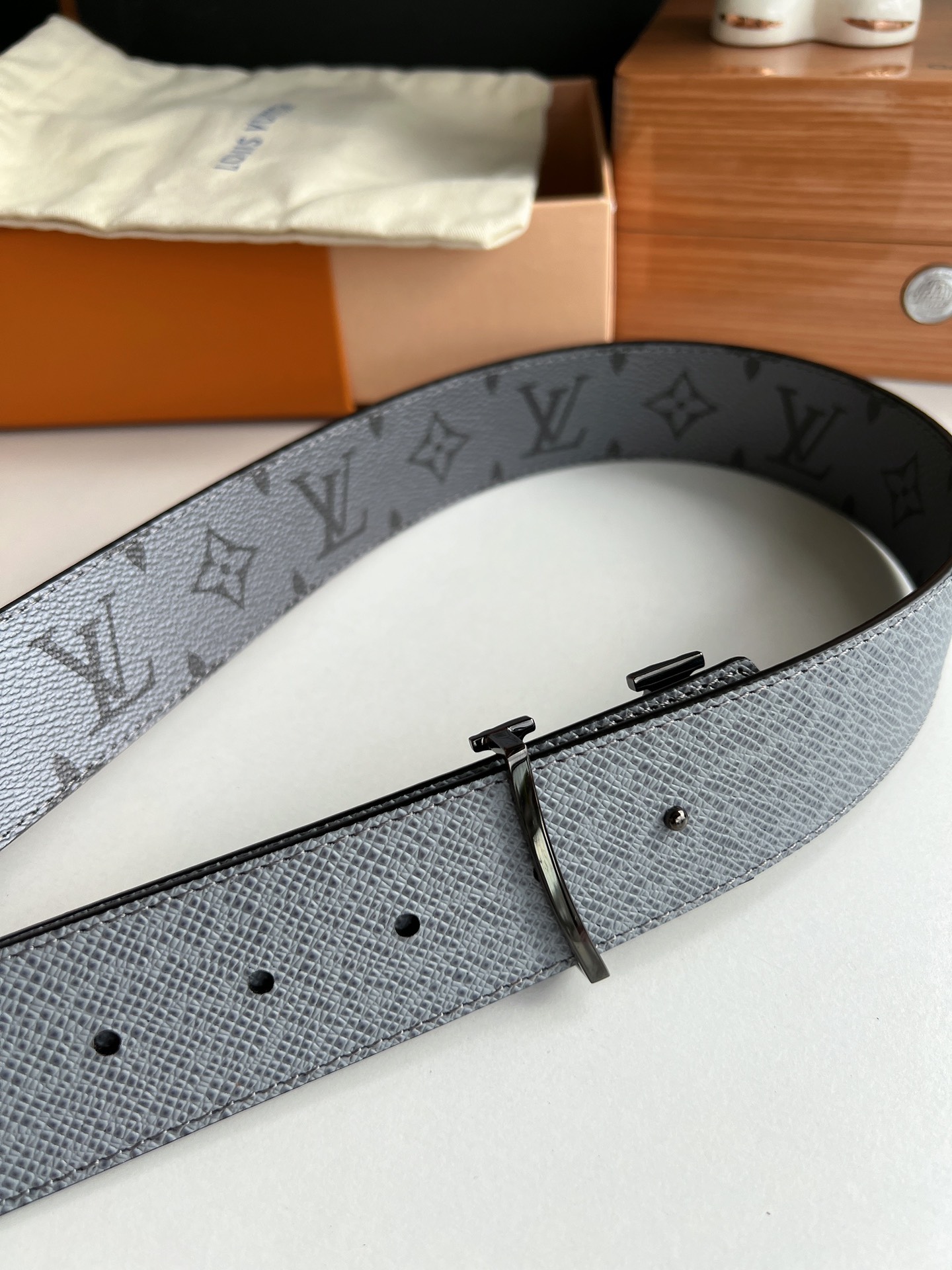 LV/路易威登   Monogram帆布和Taiga皮革Initiales双面腰带