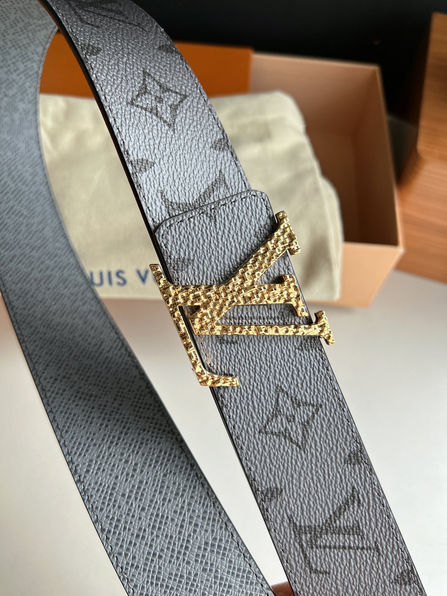 LV/路易威登   Monogram帆布和Taiga皮革Initiales双面腰带