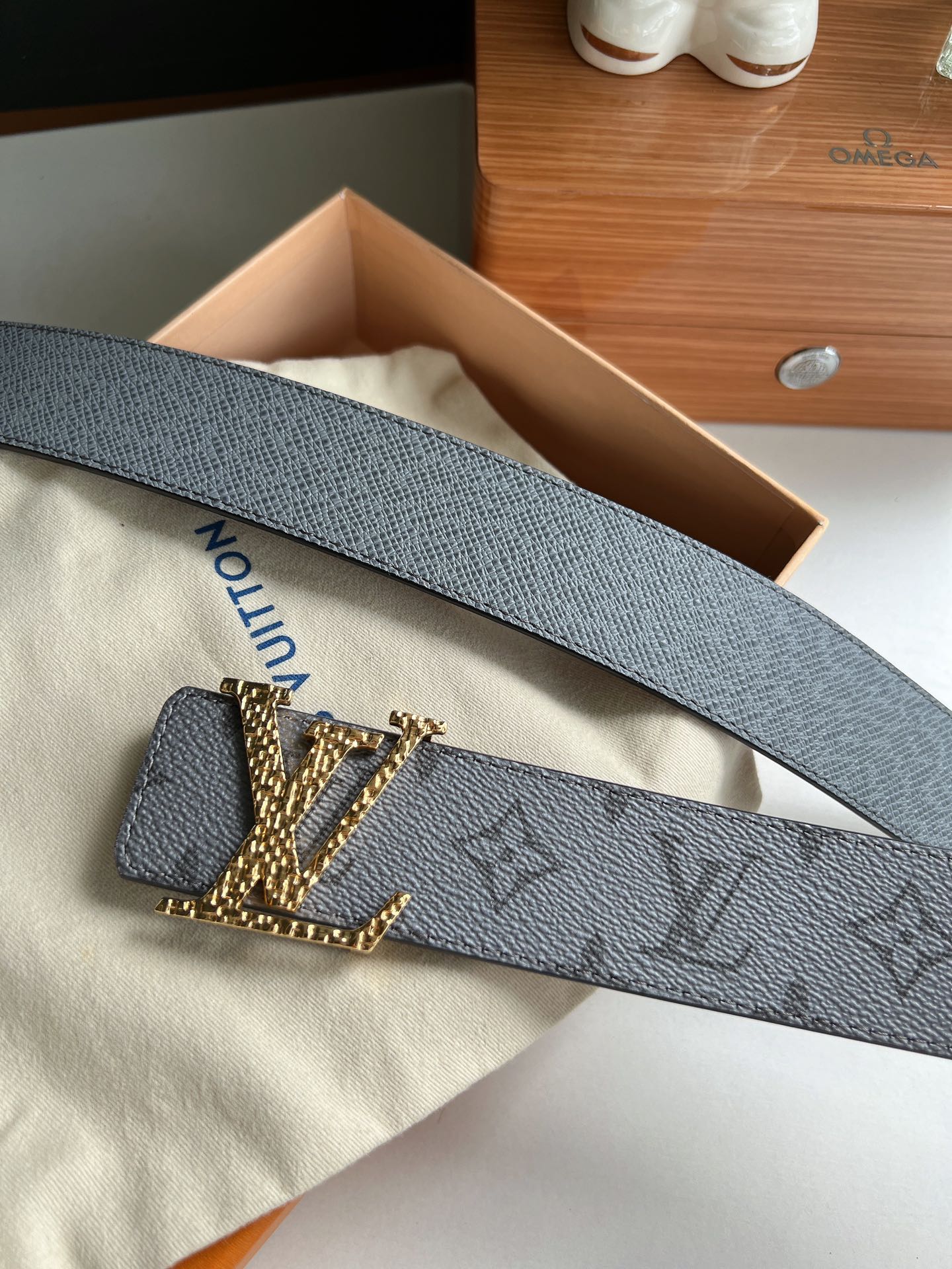 LV/路易威登   Monogram帆布和Taiga皮革Initiales双面腰带