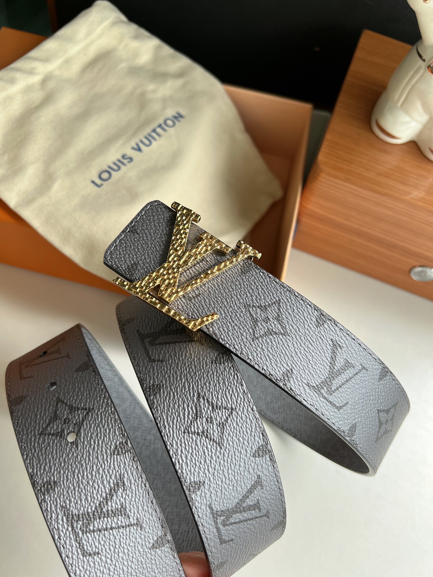 LV/路易威登   Monogram帆布和Taiga皮革Initiales双面腰带