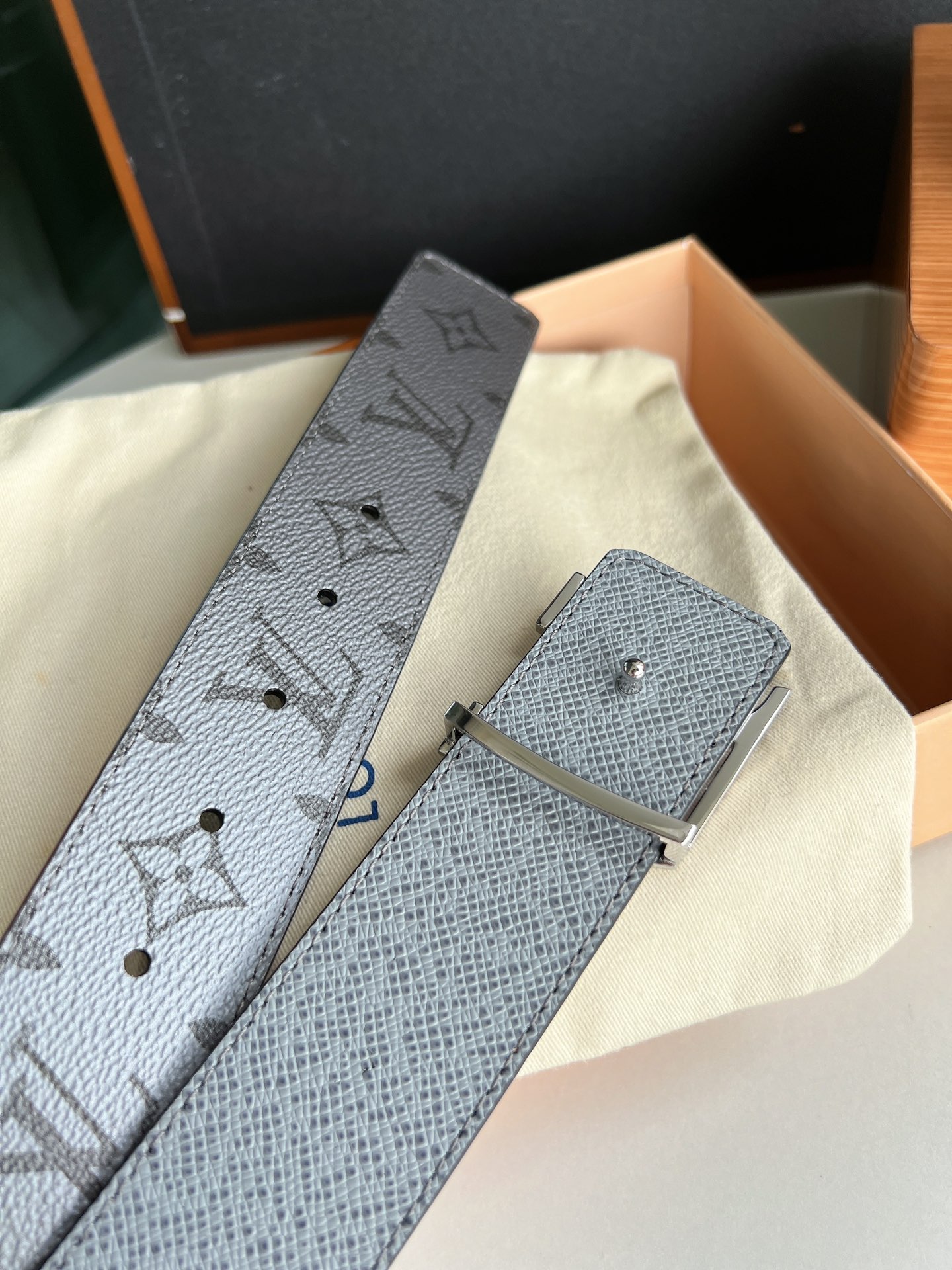LV/路易威登   Monogram帆布和Taiga皮革Initiales双面腰带
