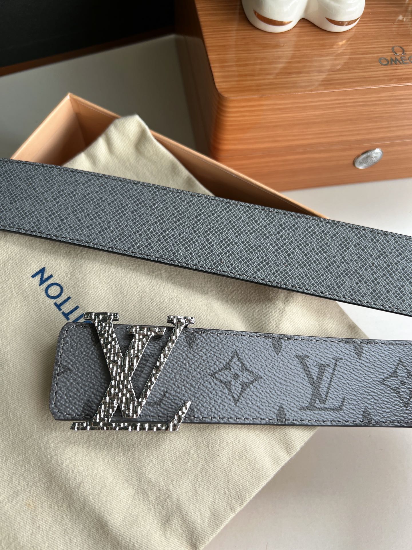 LV/路易威登   Monogram帆布和Taiga皮革Initiales双面腰带