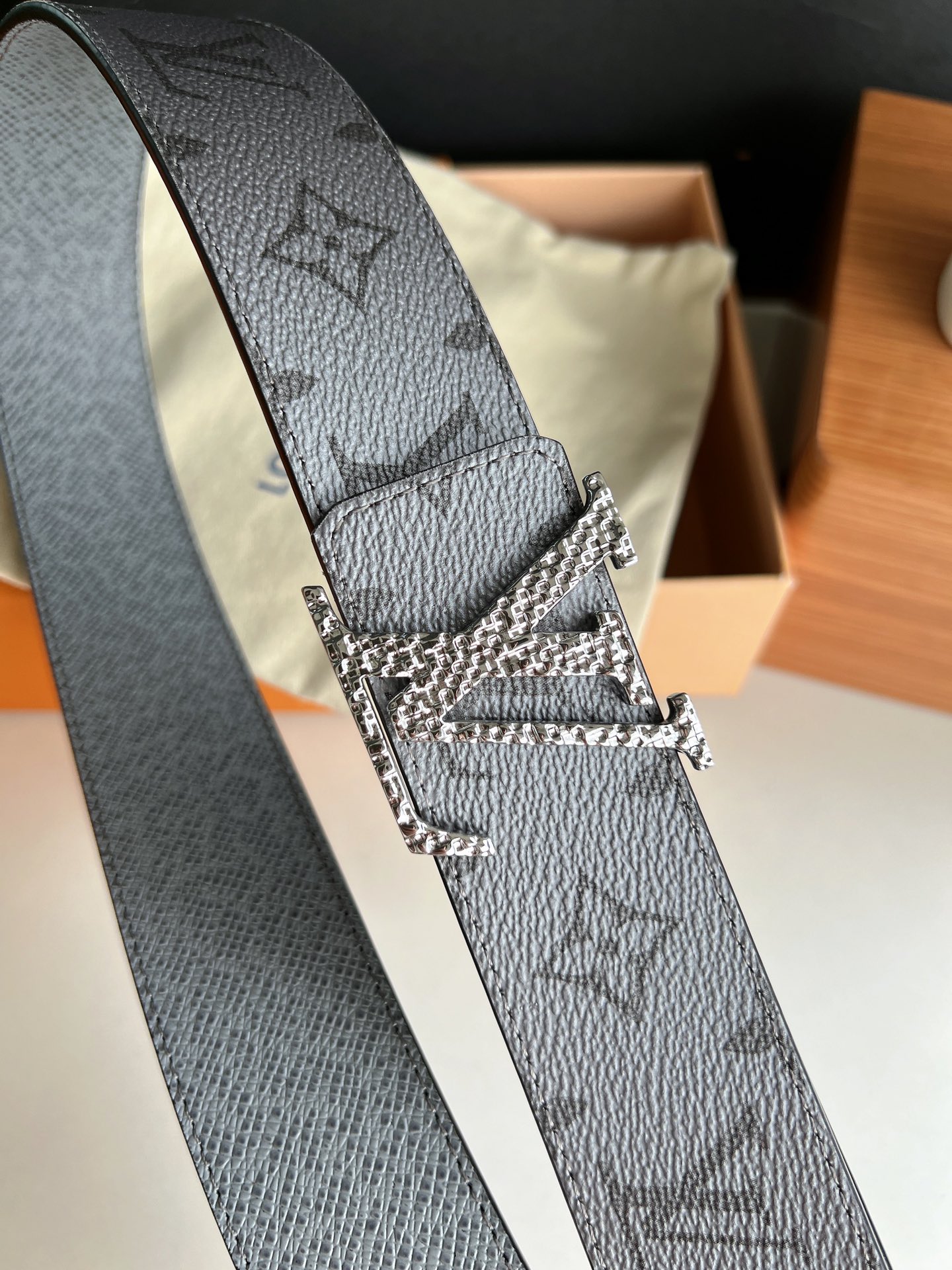 LV/路易威登   Monogram帆布和Taiga皮革Initiales双面腰带