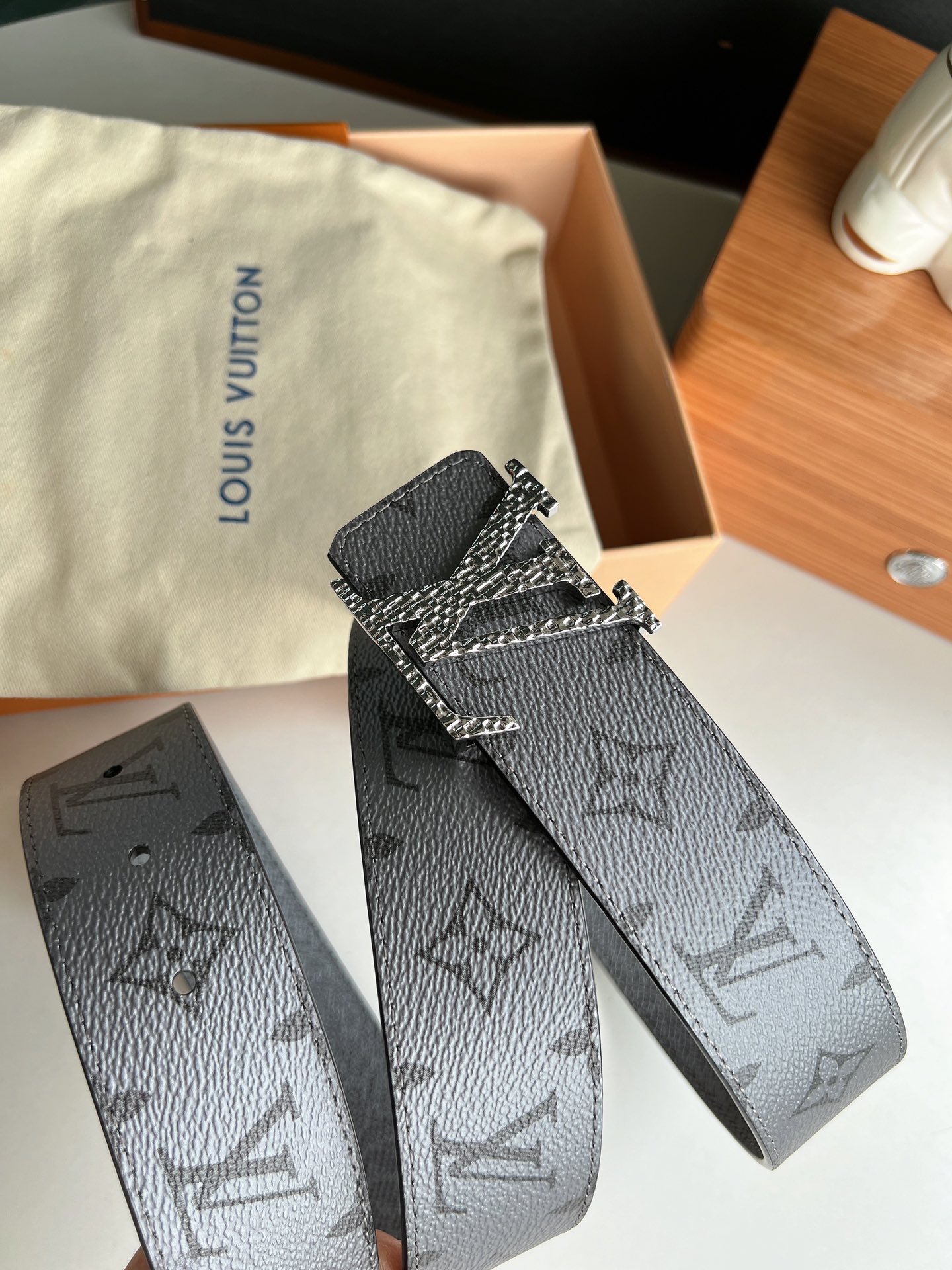 LV/路易威登   Monogram帆布和Taiga皮革Initiales双面腰带