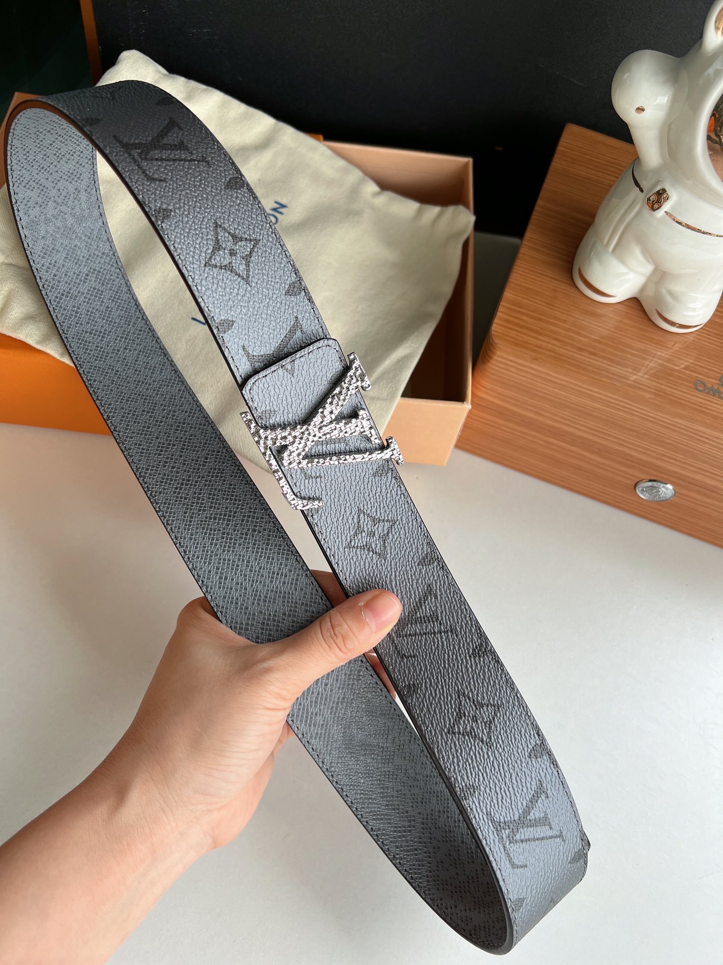 LV/路易威登   Monogram帆布和Taiga皮革Initiales双面腰带