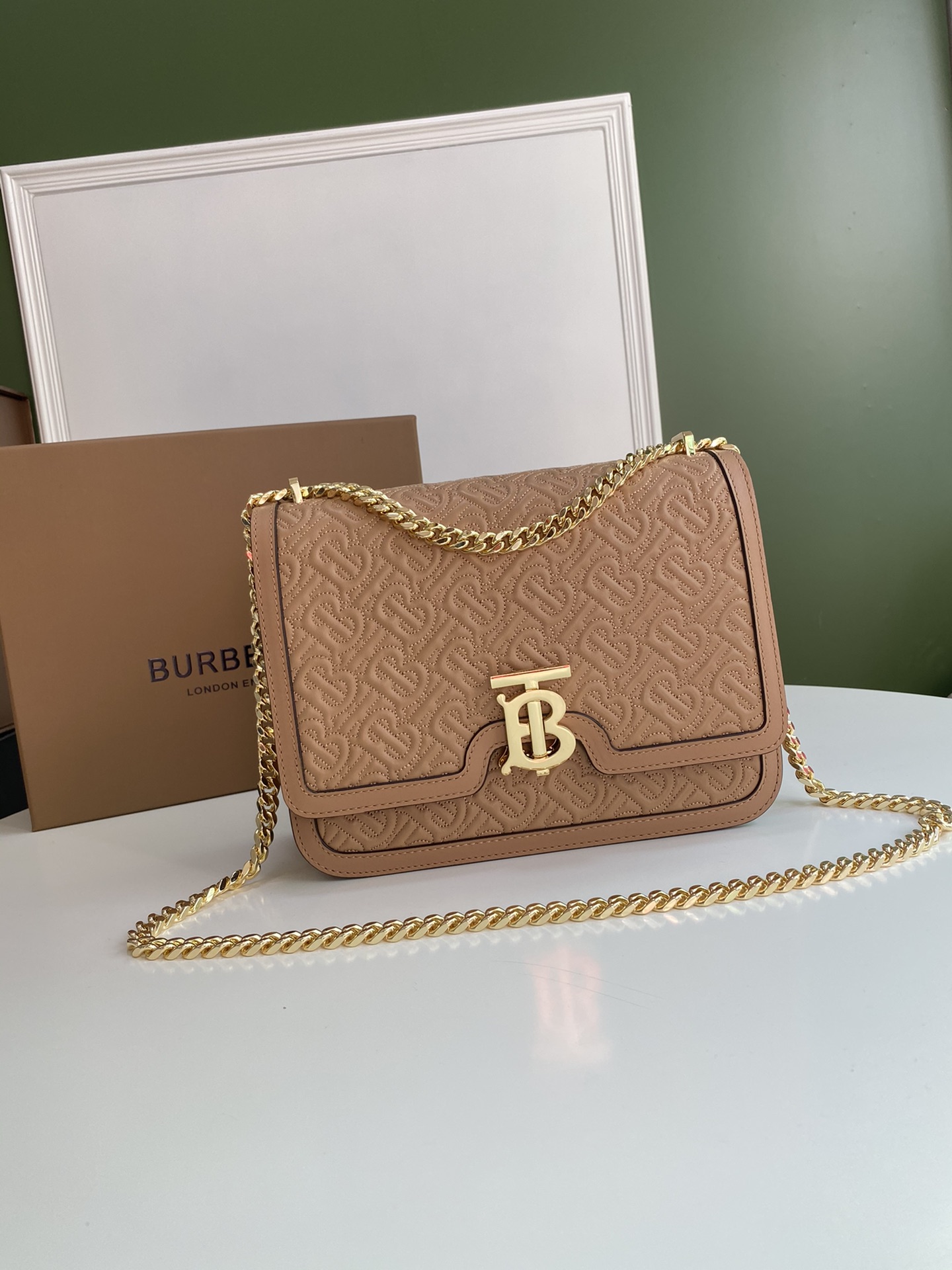 Burberry巴宝莉羔羊皮材质TB 专属标识锁扣包