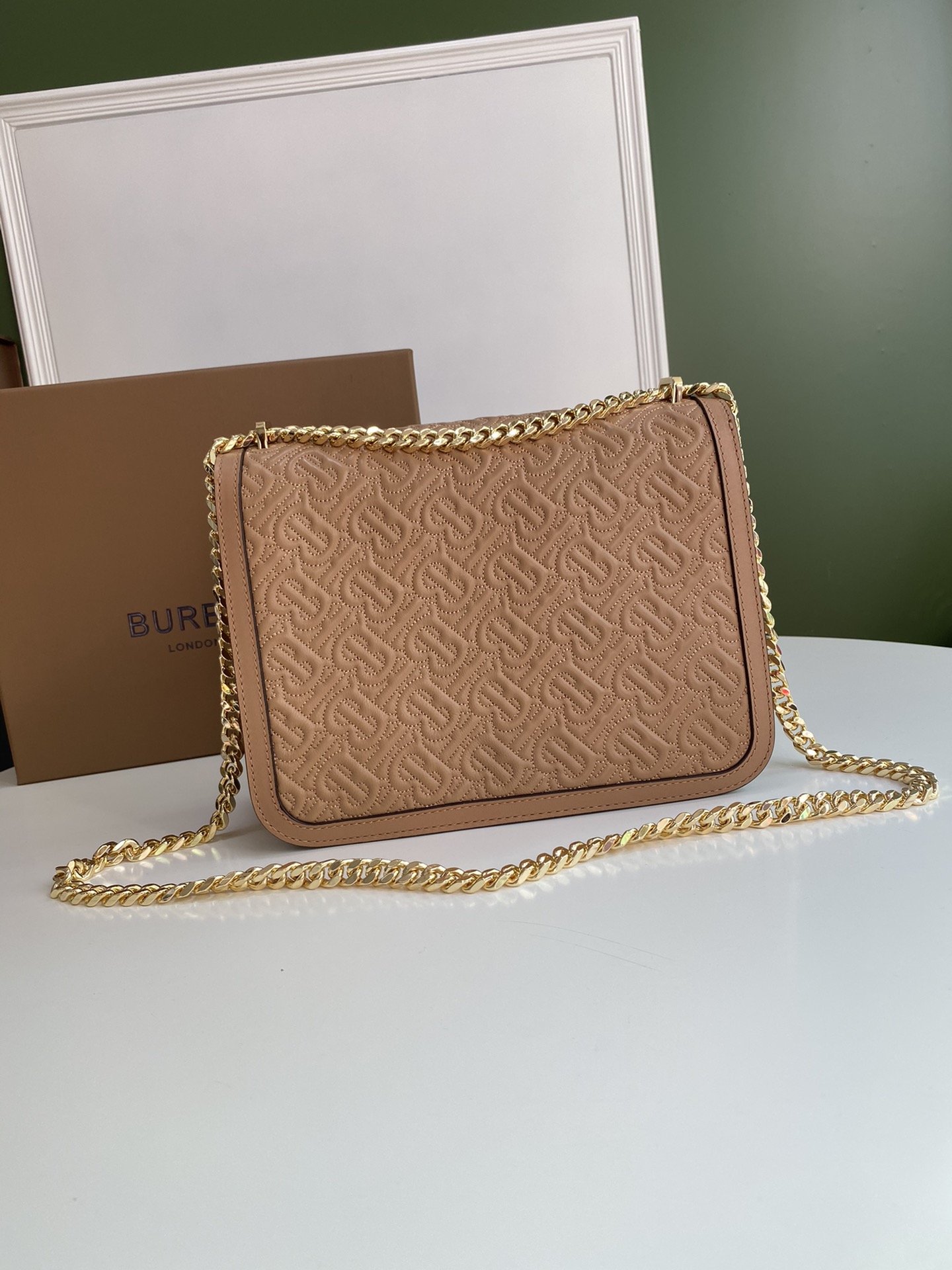 Burberry巴宝莉羔羊皮材质TB 专属标识锁扣包