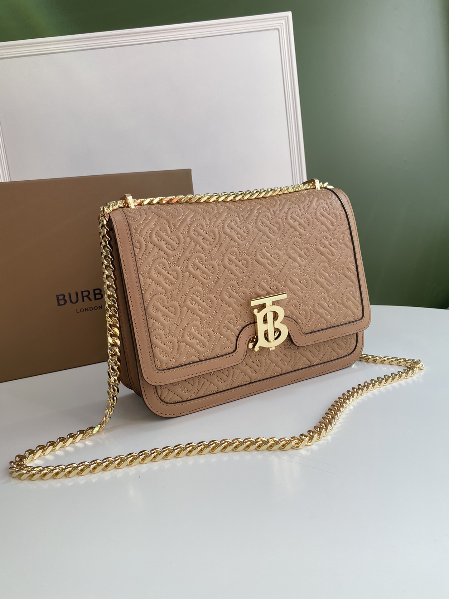 Burberry巴宝莉羔羊皮材质TB 专属标识锁扣包