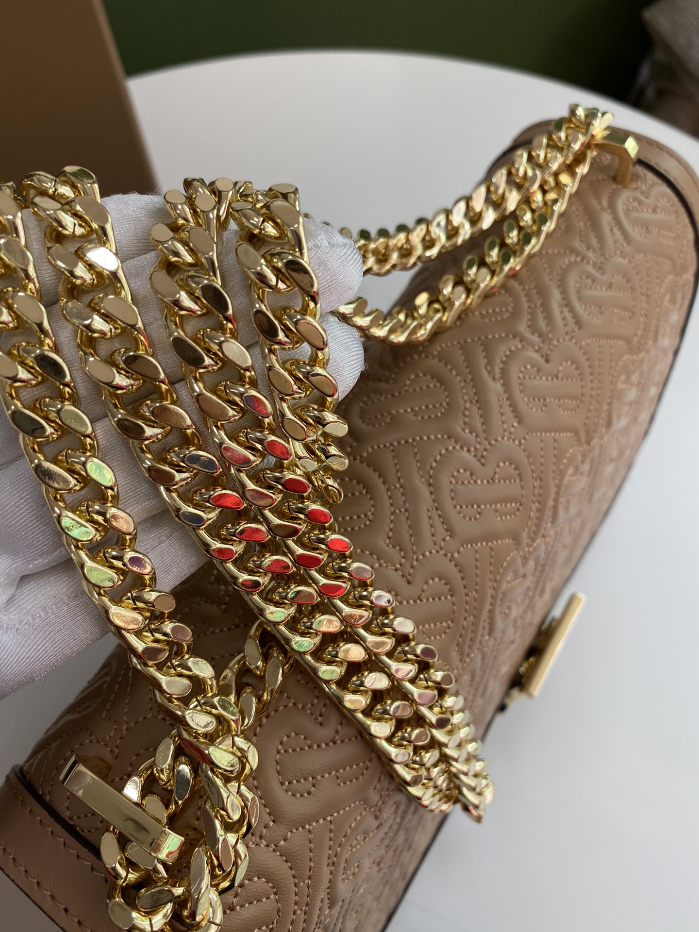 Burberry巴宝莉羔羊皮材质TB 专属标识锁扣包