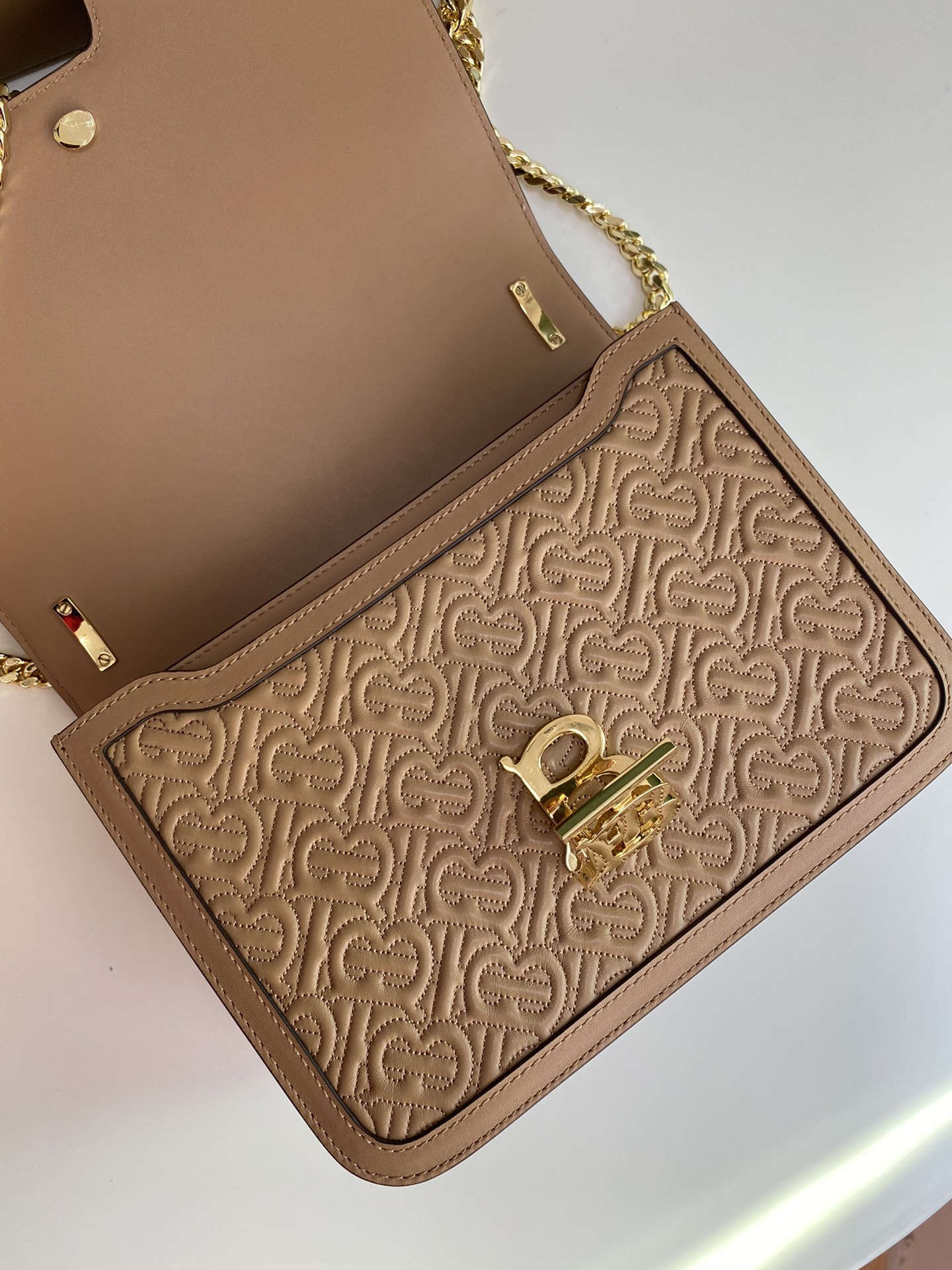 Burberry巴宝莉羔羊皮材质TB 专属标识锁扣包