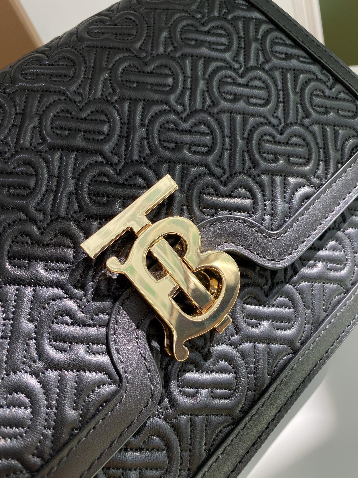 Burberry巴宝莉羔羊皮材质TB 专属标识锁扣包