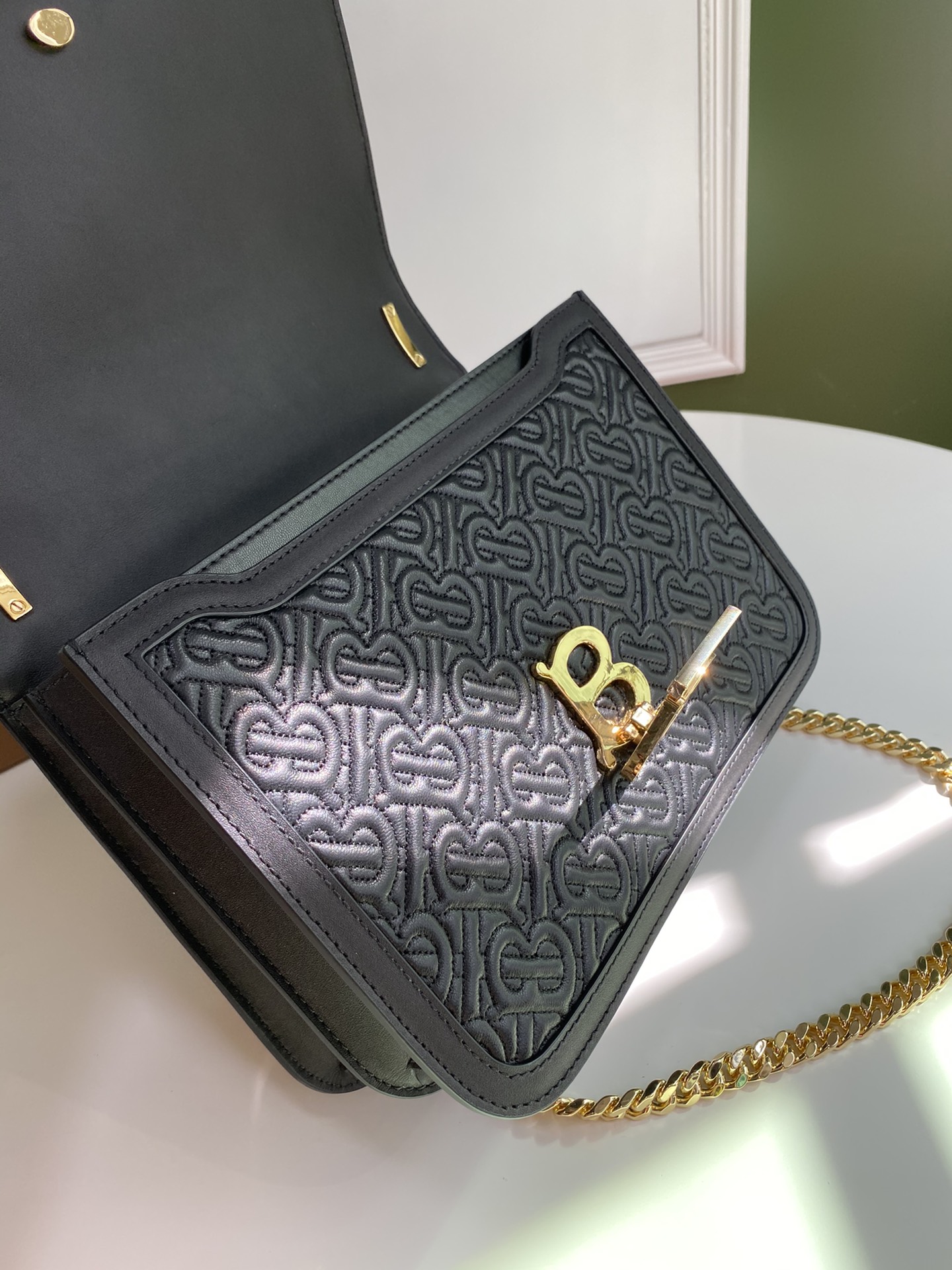 Burberry巴宝莉羔羊皮材质TB 专属标识锁扣包