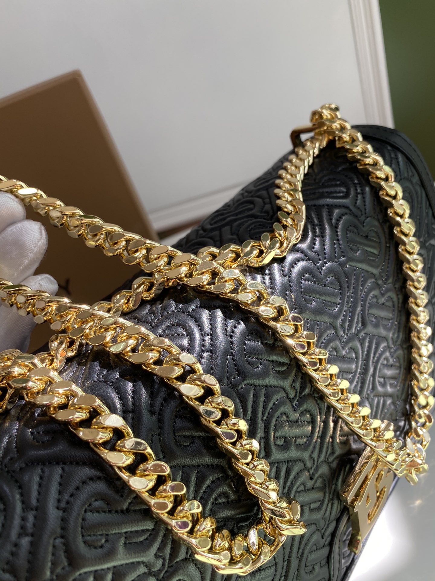 Burberry巴宝莉羔羊皮材质TB 专属标识锁扣包