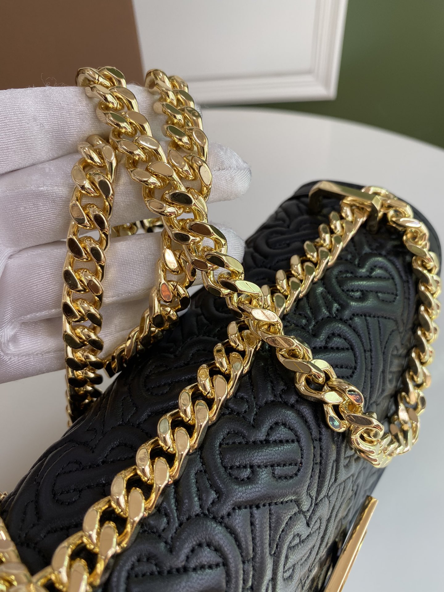 Burberry巴宝莉羔羊皮材质TB 专属标识锁扣包