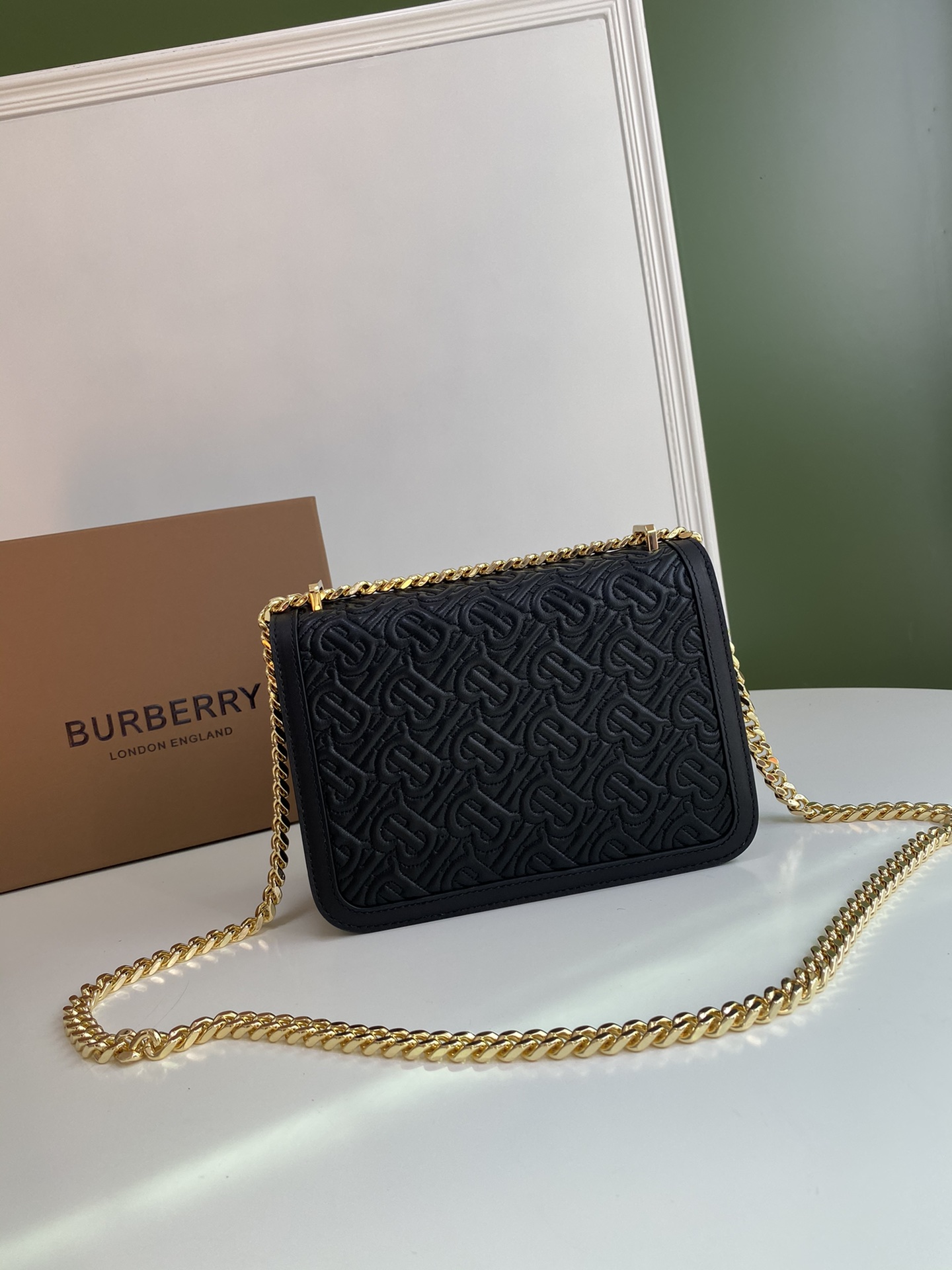 Burberry巴宝莉羔羊皮材质TB 专属标识锁扣包