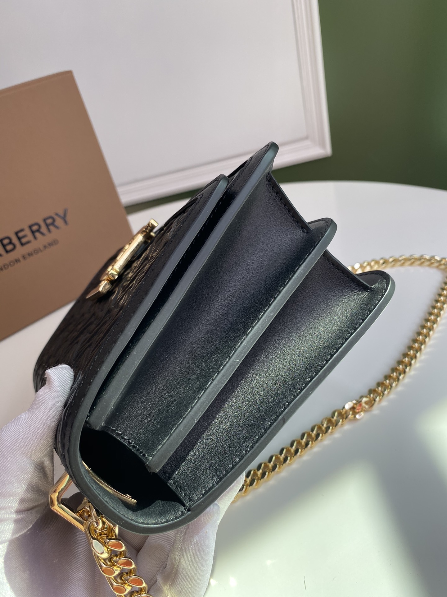 Burberry巴宝莉羔羊皮材质TB 专属标识锁扣包