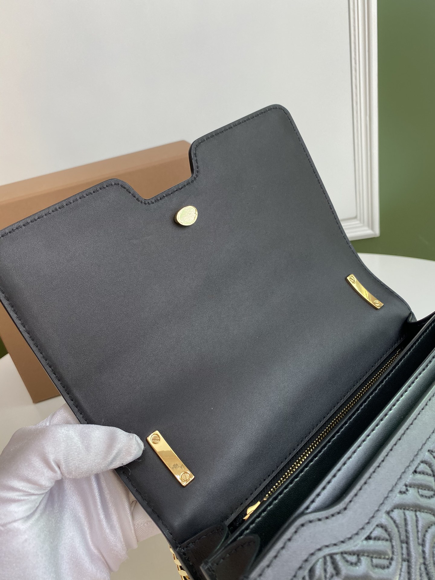 Burberry巴宝莉羔羊皮材质TB 专属标识锁扣包