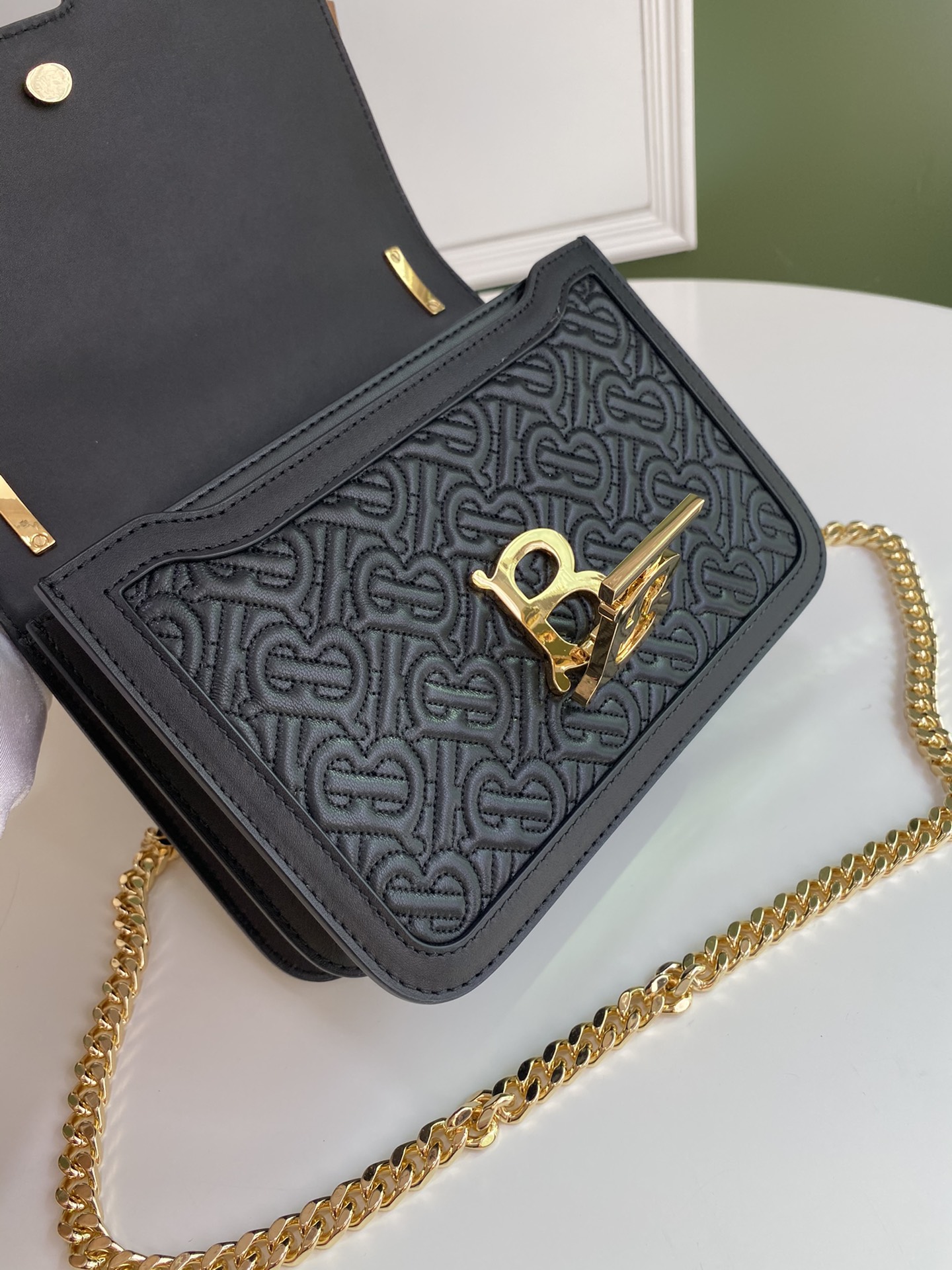 Burberry巴宝莉羔羊皮材质TB 专属标识锁扣包