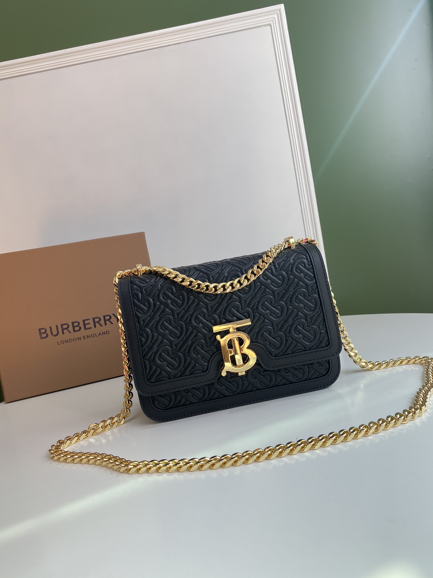 Burberry巴宝莉羔羊皮材质TB 专属标识锁扣包