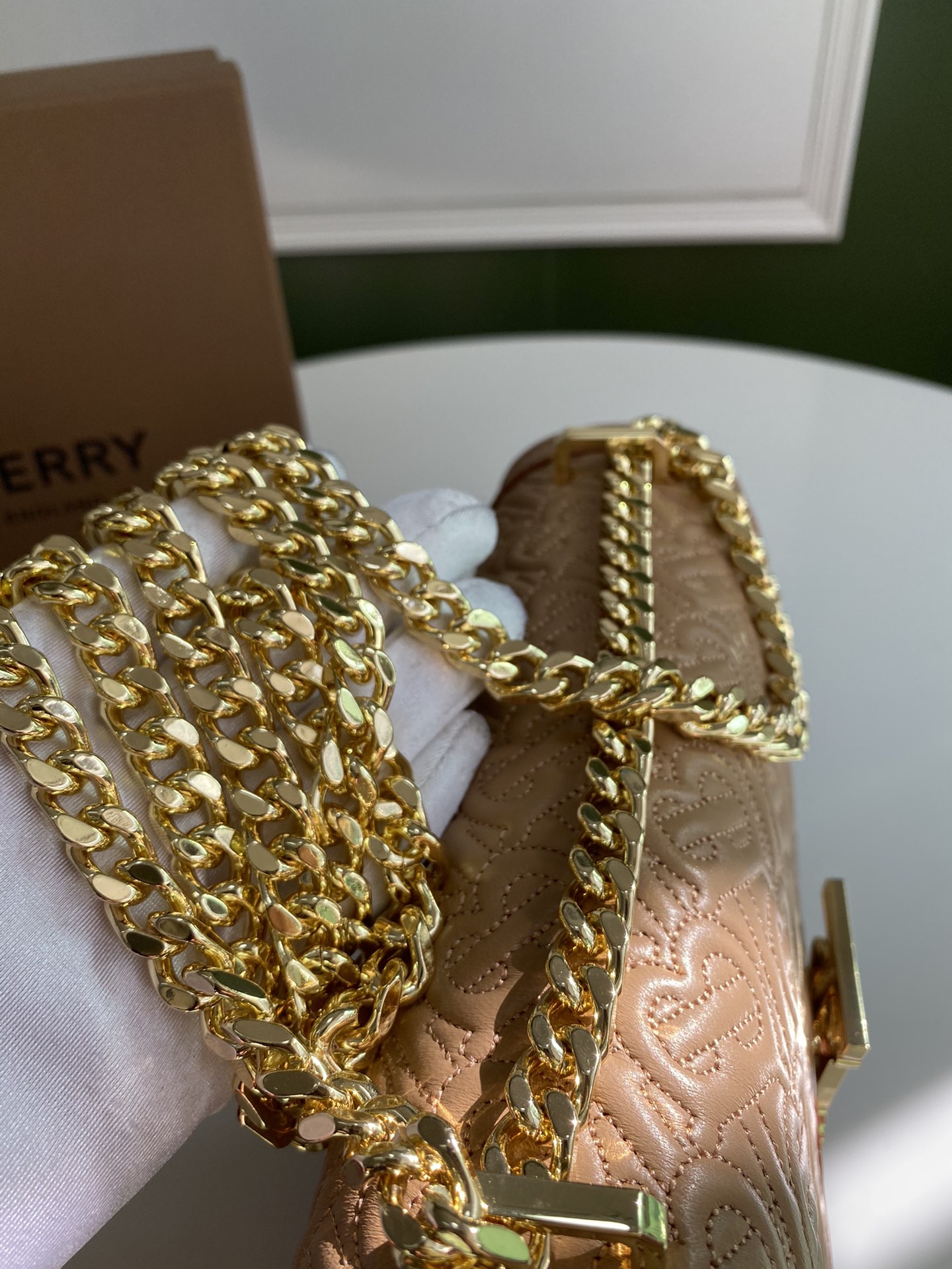 Burberry巴宝莉羔羊皮材质TB 专属标识锁扣包