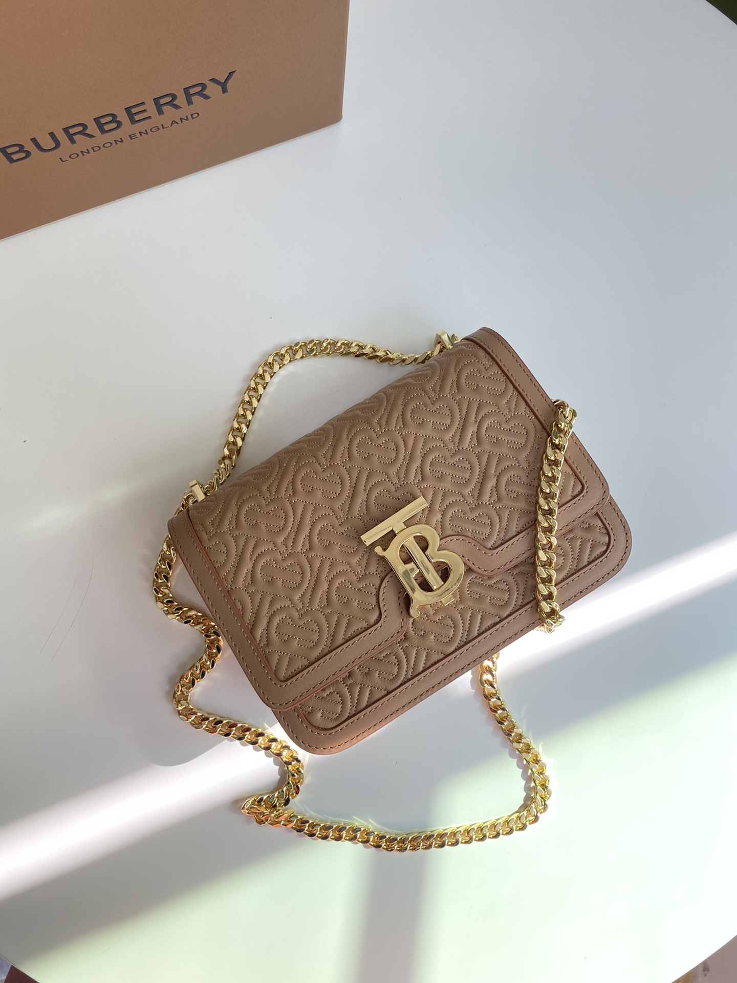 Burberry巴宝莉羔羊皮材质TB 专属标识锁扣包