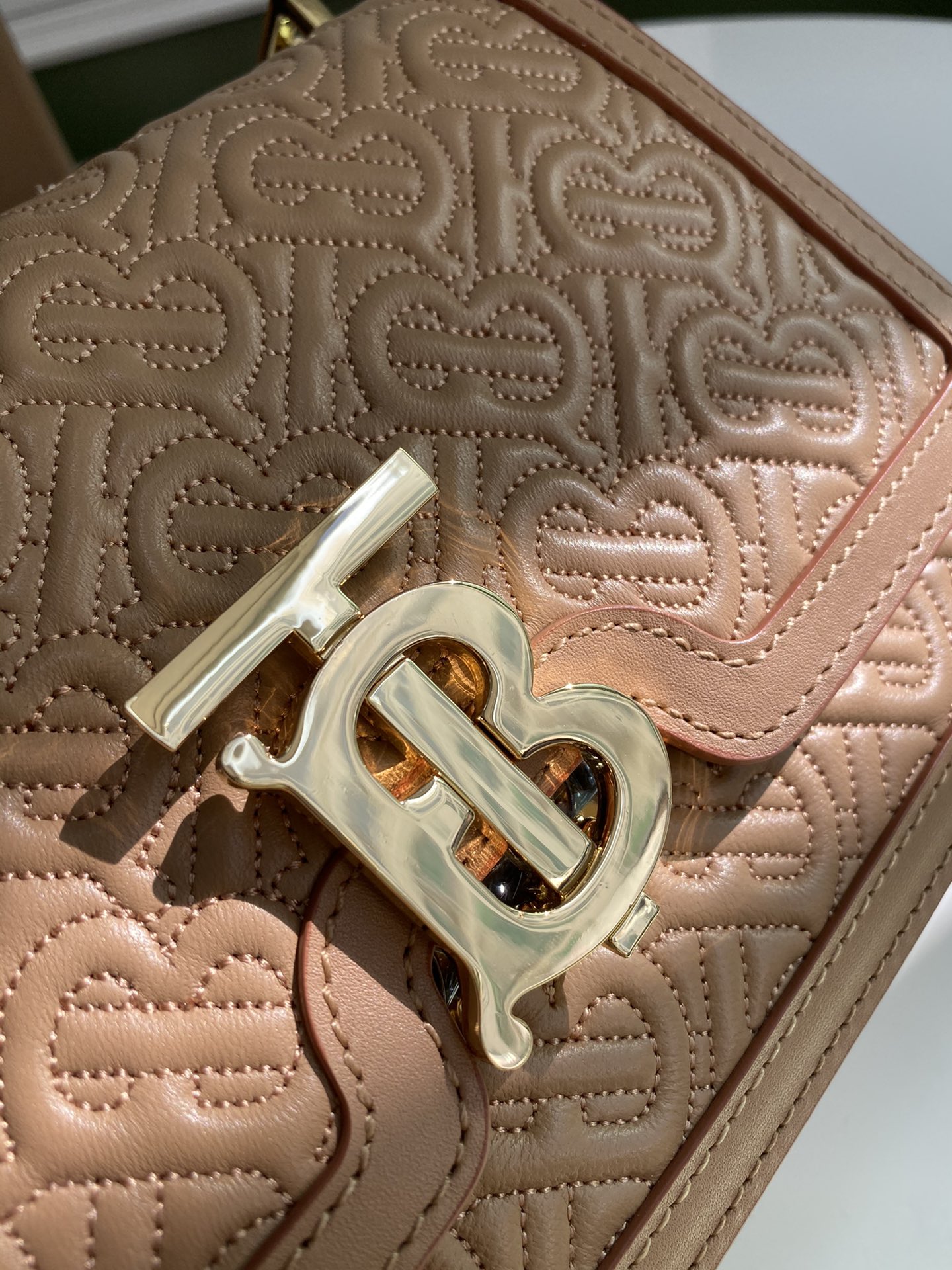 Burberry巴宝莉羔羊皮材质TB 专属标识锁扣包