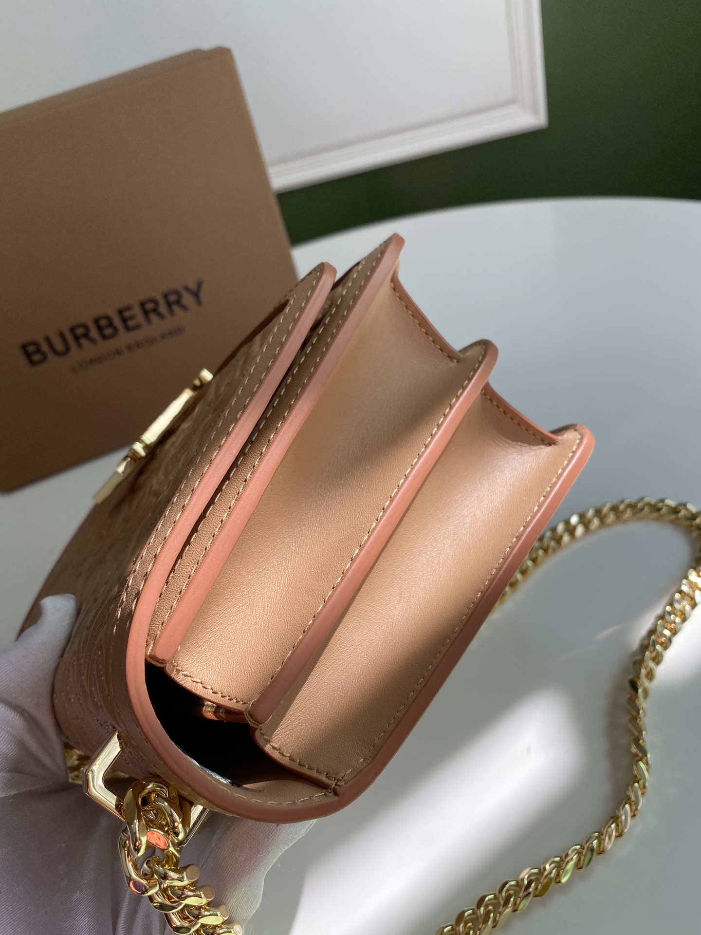 Burberry巴宝莉羔羊皮材质TB 专属标识锁扣包