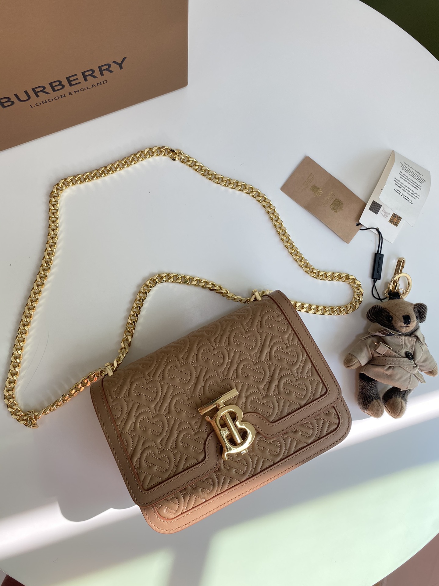 Burberry巴宝莉羔羊皮材质TB 专属标识锁扣包