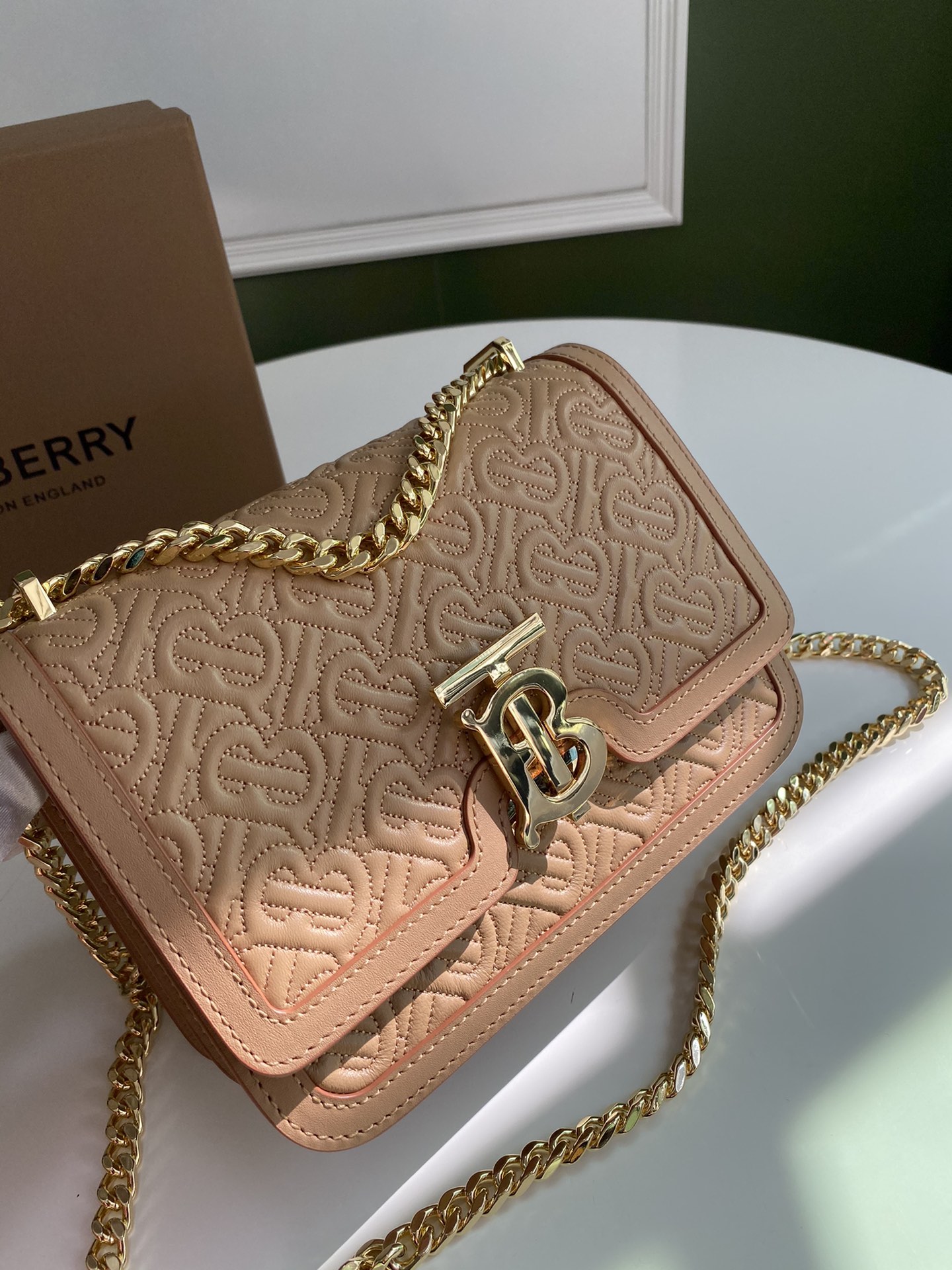 Burberry巴宝莉羔羊皮材质TB 专属标识锁扣包