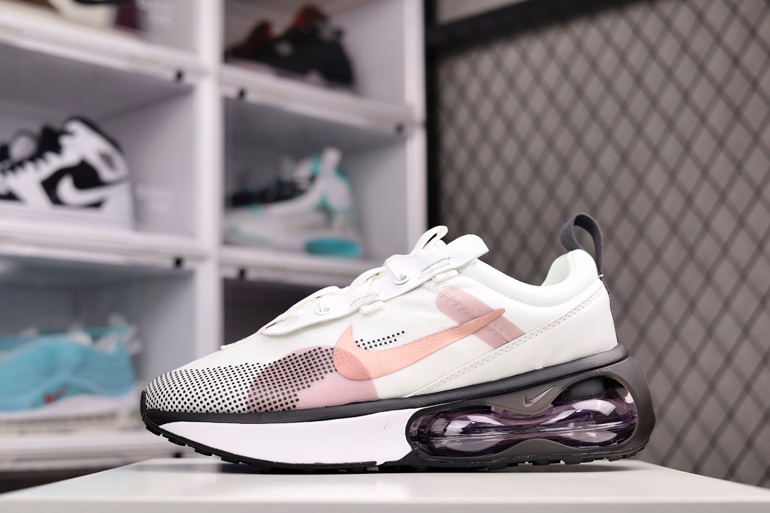 H0 NK Air Max 2021 全新跑鞋半掌气垫运动鞋机能风 该鞋款以黑色、铁灰色和白色的组合示人 酷感十足 鞋款最大亮点是足底和空心泡沫中底的新型Air缓震装置 带来了更为轻便柔软的脚感