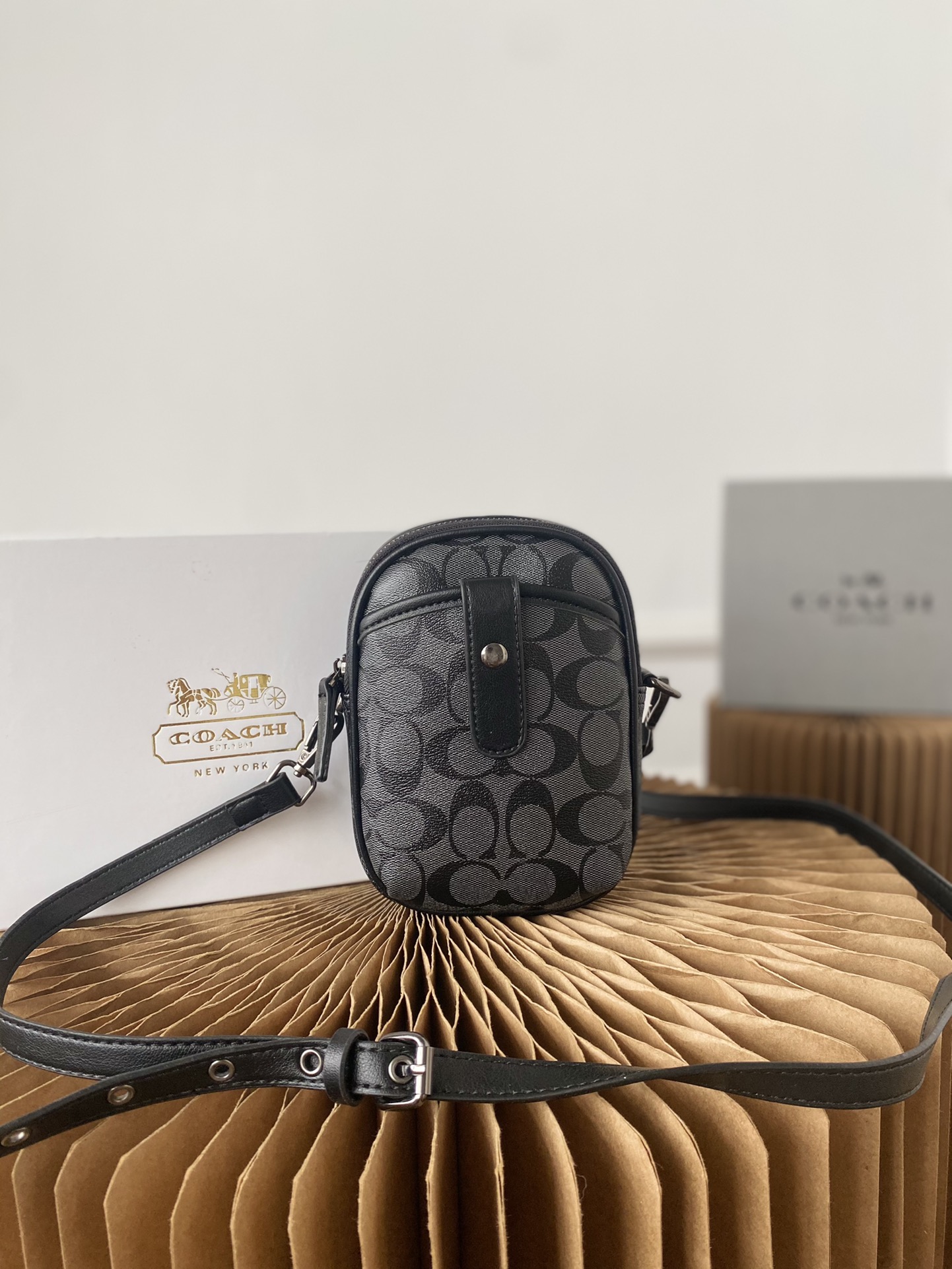 I5  Coach 蔻驰   老花印花单肩斜挎包 男士相机包采用精湛镶嵌细工，实物拍摄 原厂原版面料 配送小票 防尘布袋 礼盒 14 x 19 cm。