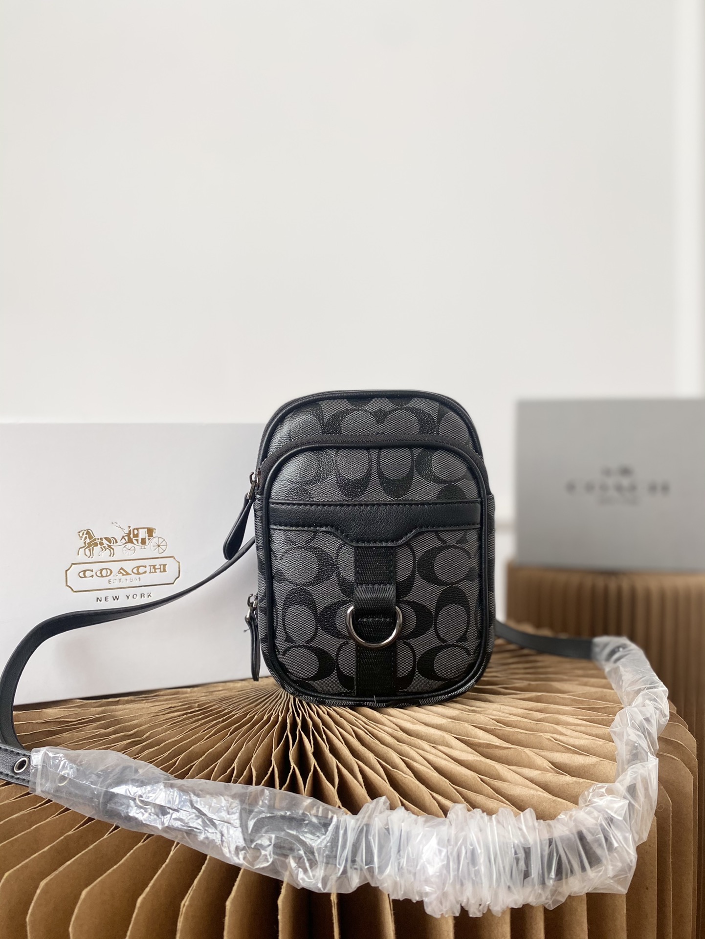 I5  Coach 蔻驰   老花印花单肩斜挎包 男士相机包采用精湛镶嵌细工，实物拍摄 原厂原版面料 配送小票 防尘布袋 礼盒 15 x 20 cm。