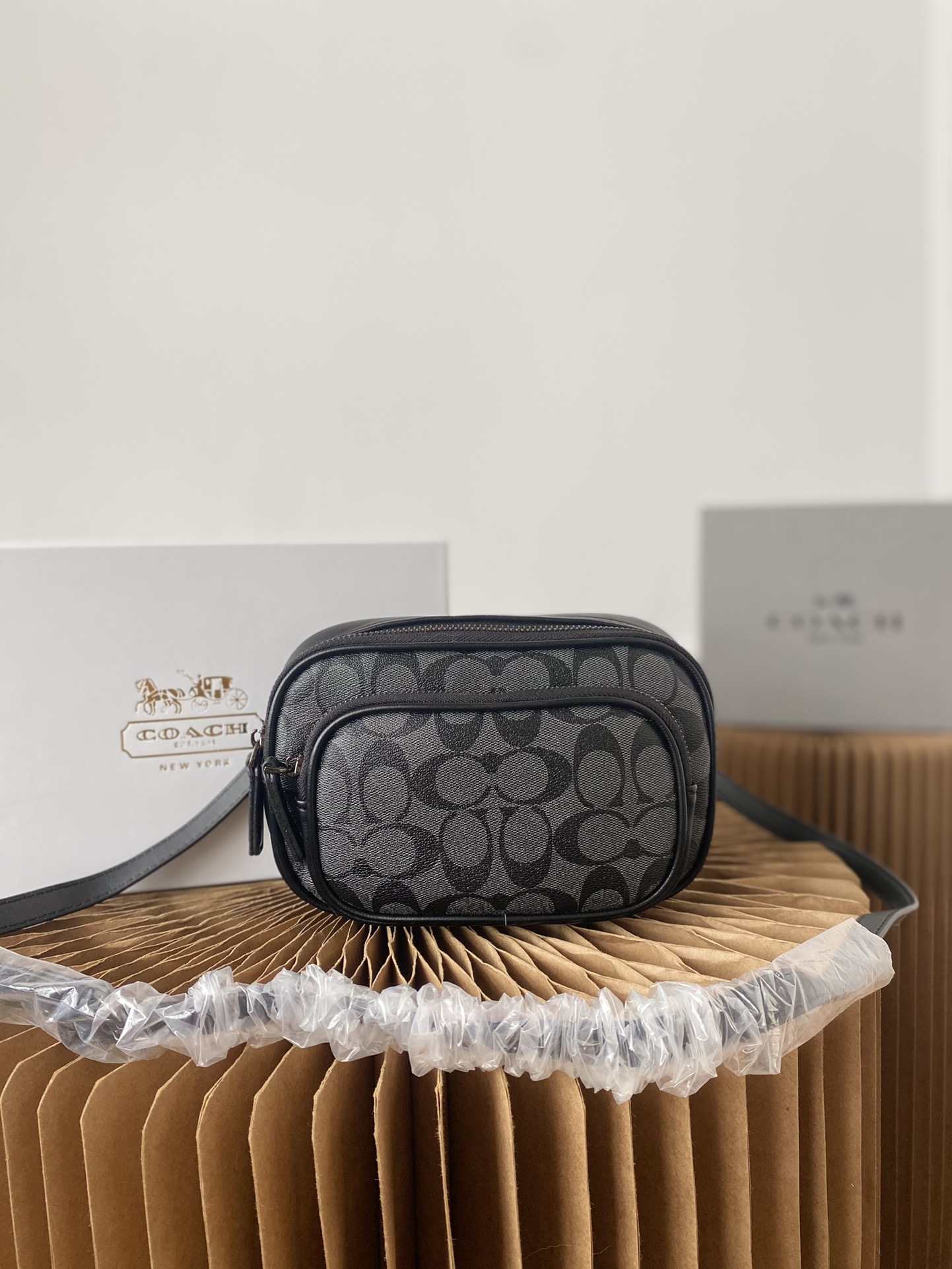 I5  Coach 蔻驰   老花印花单肩斜挎包 男士相机包采用精湛镶嵌细工，实物拍摄 原厂原版面料 配送小票 防尘布袋 礼盒 14 x 20 cm。