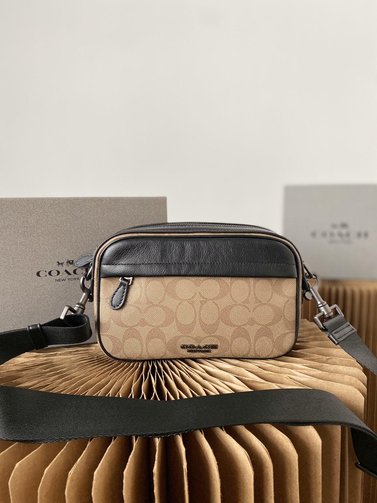 J0  Coach 蔻驰   牛皮版本相机包 Graham 单肩包 男士斜挎包 经典Logo搭配原厂工艺材质 休闲百搭斜挎包 采用精湛镶嵌细工，实物拍摄 原厂原版面料 配送小票防尘袋 礼盒 14 x 23 cm。