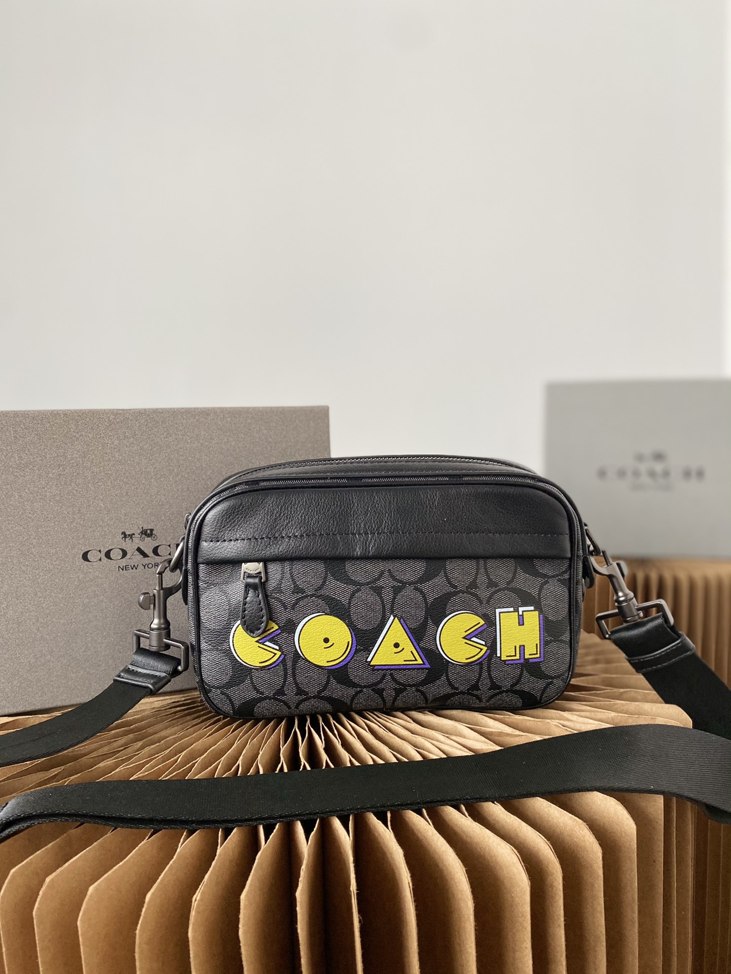 J0  Coach 蔻驰   牛皮版本吃豆人联名相机包 Graham 单肩包 男士斜挎包 经典Logo搭配原厂工艺材质 休闲百搭斜挎包 采用精湛镶嵌细工，实物拍摄 原厂原版面料 配送小票防尘袋 礼盒 14 x 23 cm。