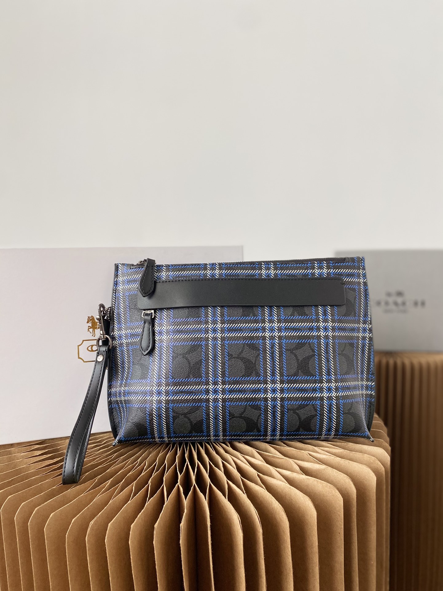 J0  Coach 蔻驰   印花手拿包 手袋 男包夹包 采用精湛镶嵌细工，实物拍摄 原厂原版面料 配送小票 防尘布袋 礼盒 21 x 29 cm。