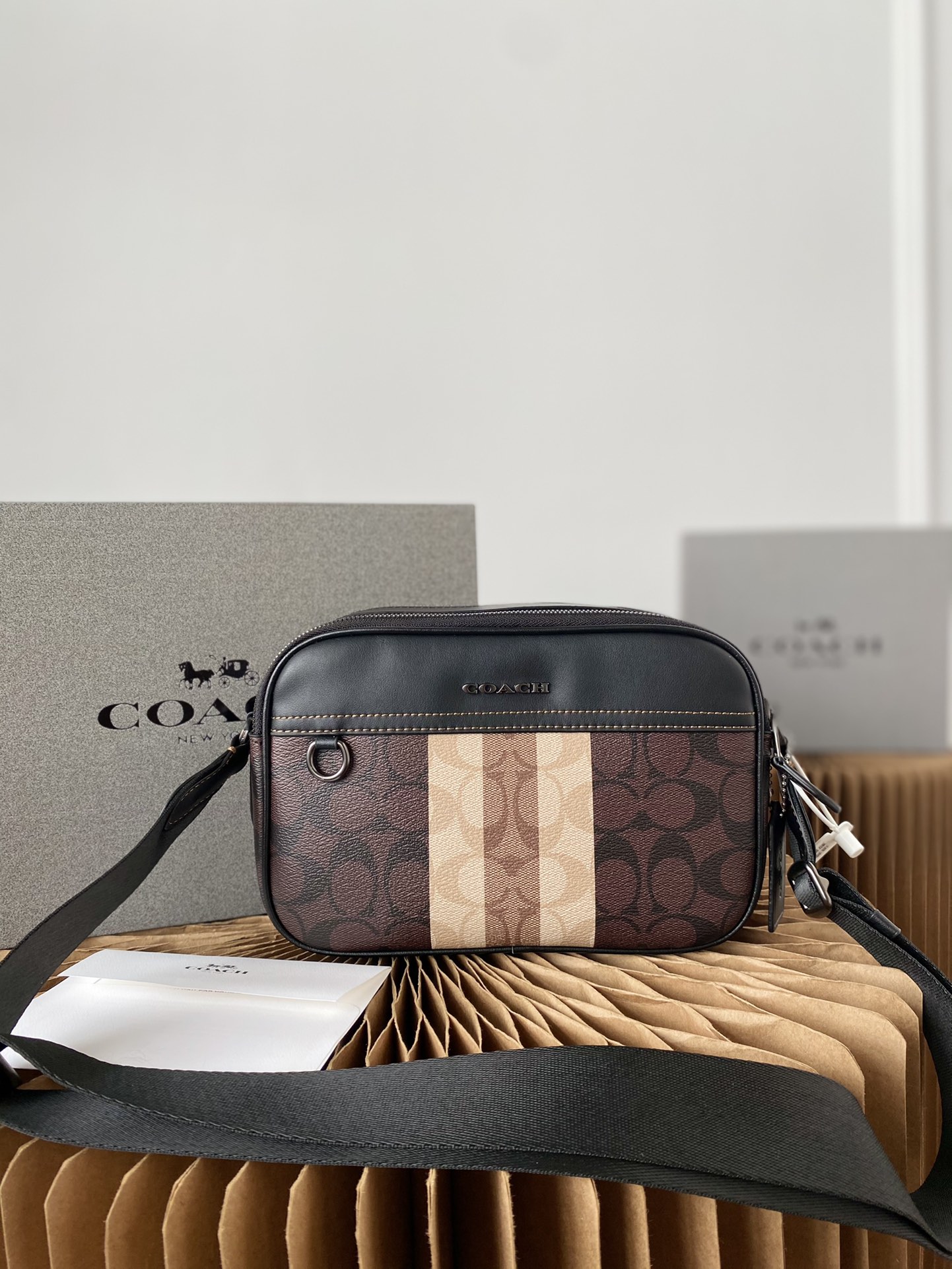 K0  Coach 蔻驰   双拉链相机包 Graham 竖条纹单肩包 男士斜挎包 经典Logo搭配原厂工艺材质 休闲百搭斜挎包 采用精湛镶嵌细工，实物拍摄 原厂原版面料 配送小票防尘袋 折叠礼盒 15 x 23 cm。